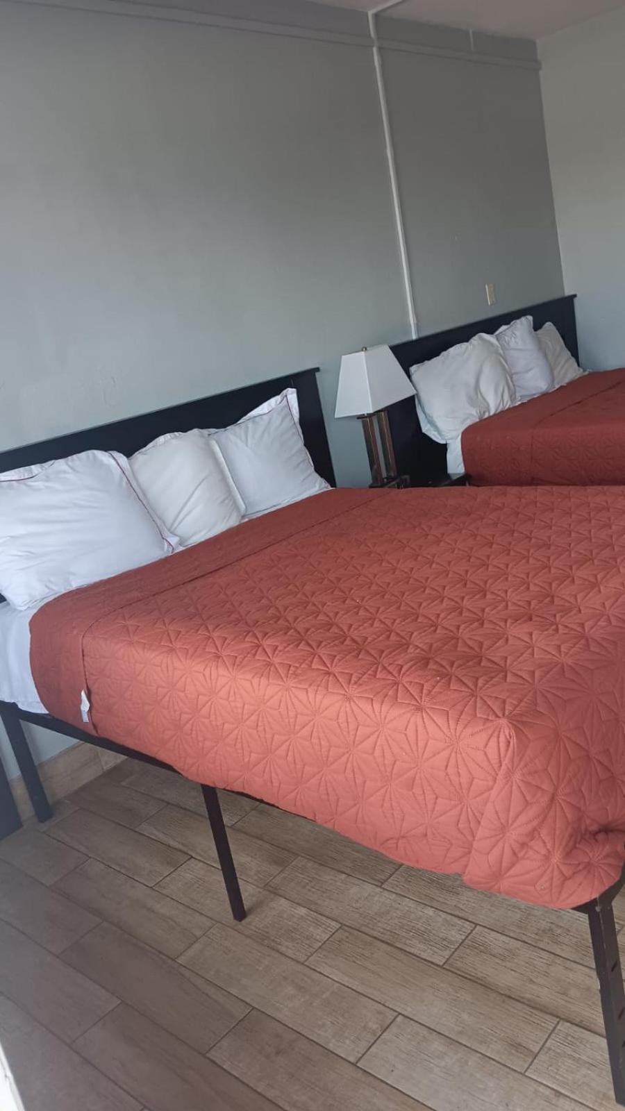 Habitación con cama grande