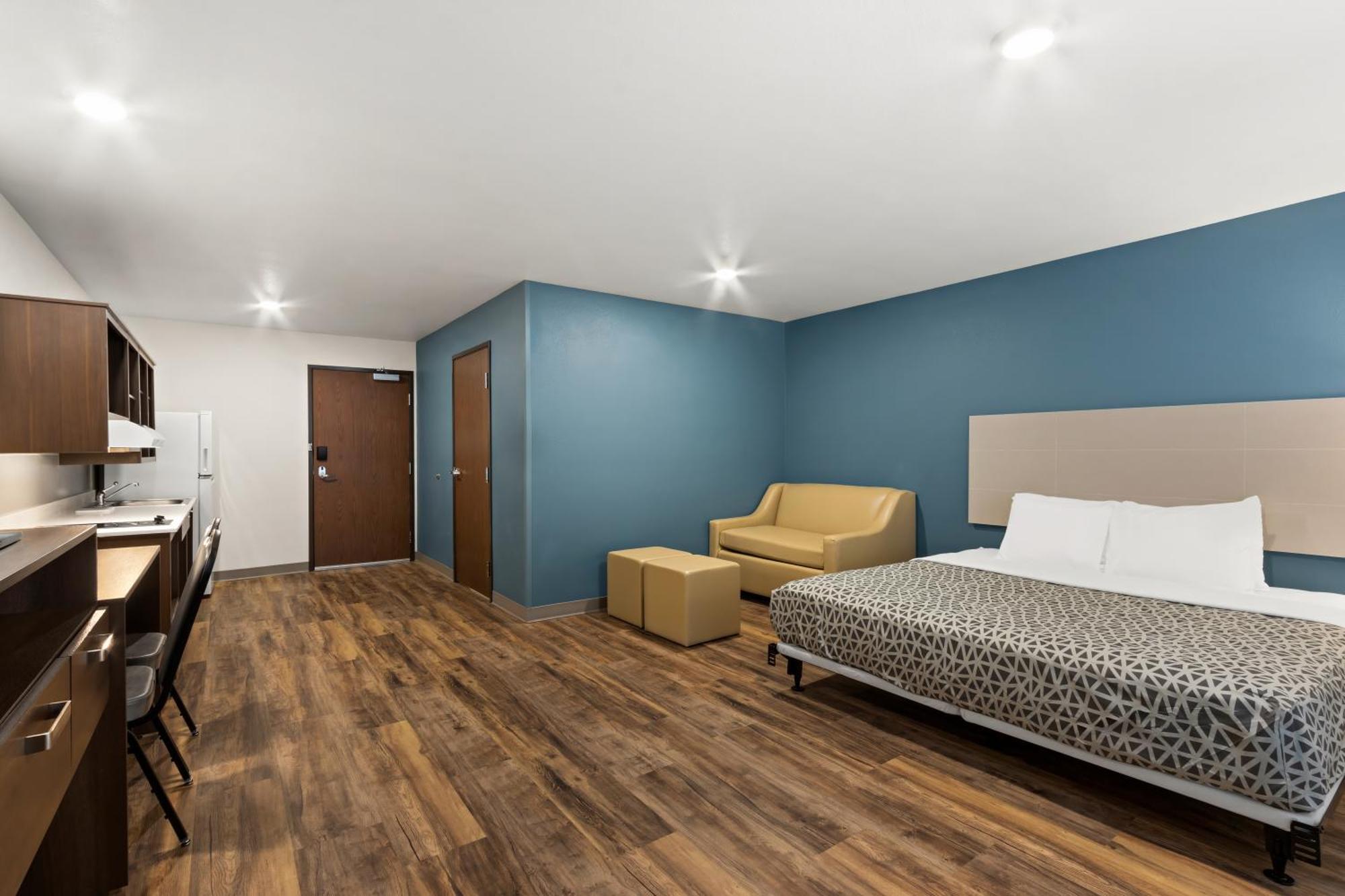 King Suite with Sofa bed - Disability Access/Non Smoking