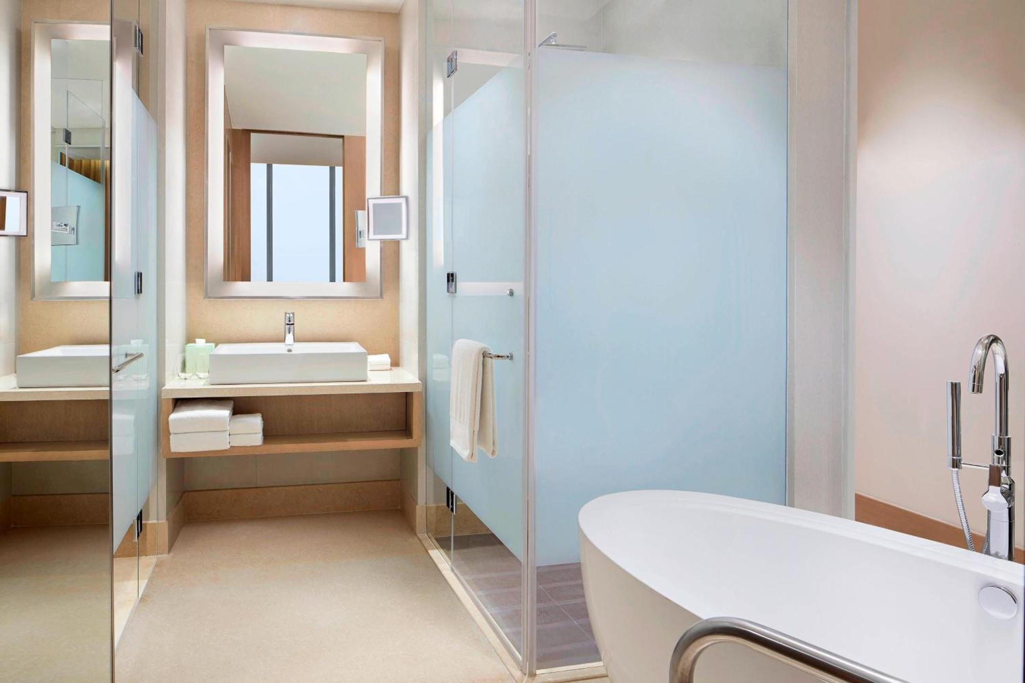Deluxe King Room with Bathtub, 20% F&B Discount & Happy Hours (1 + 1 IMFL - 4 pm to 8 pm at 31/32)