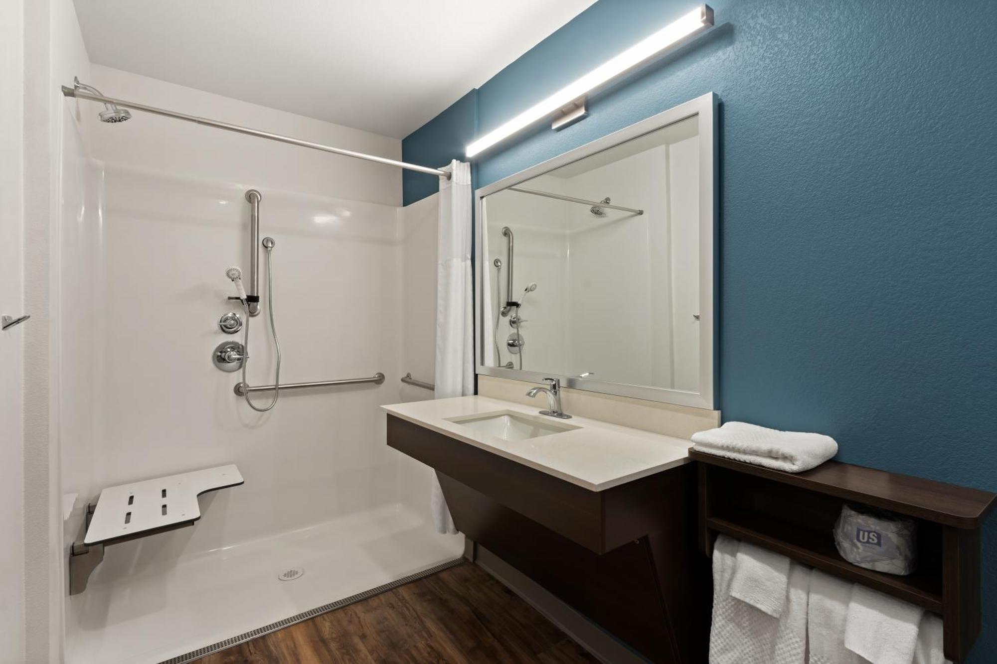 Queen Suite with Roll-In Shower - Disability Access/Non Smoking