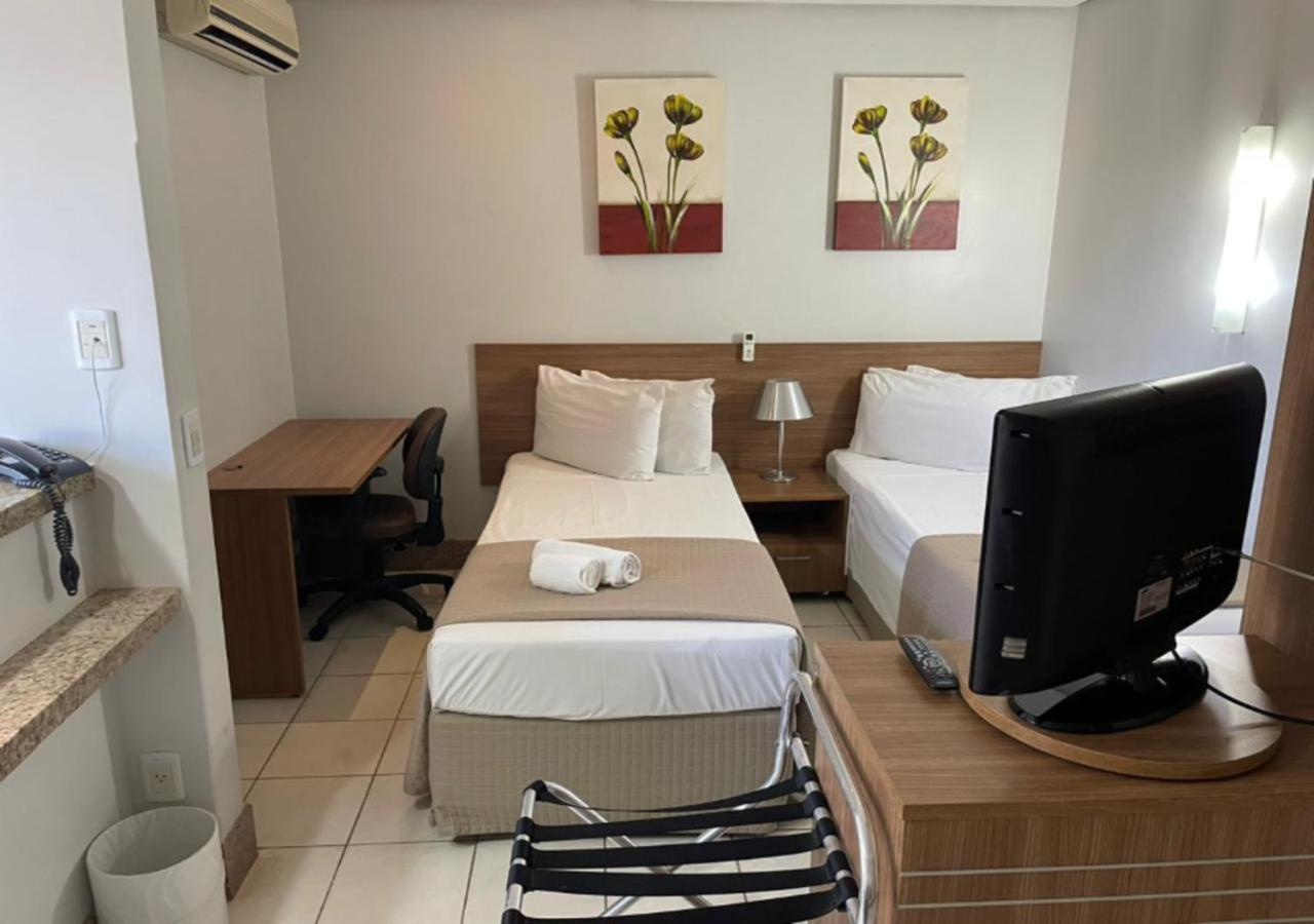 Quarto com 2 Camas de Solteiro e Chuveiro
