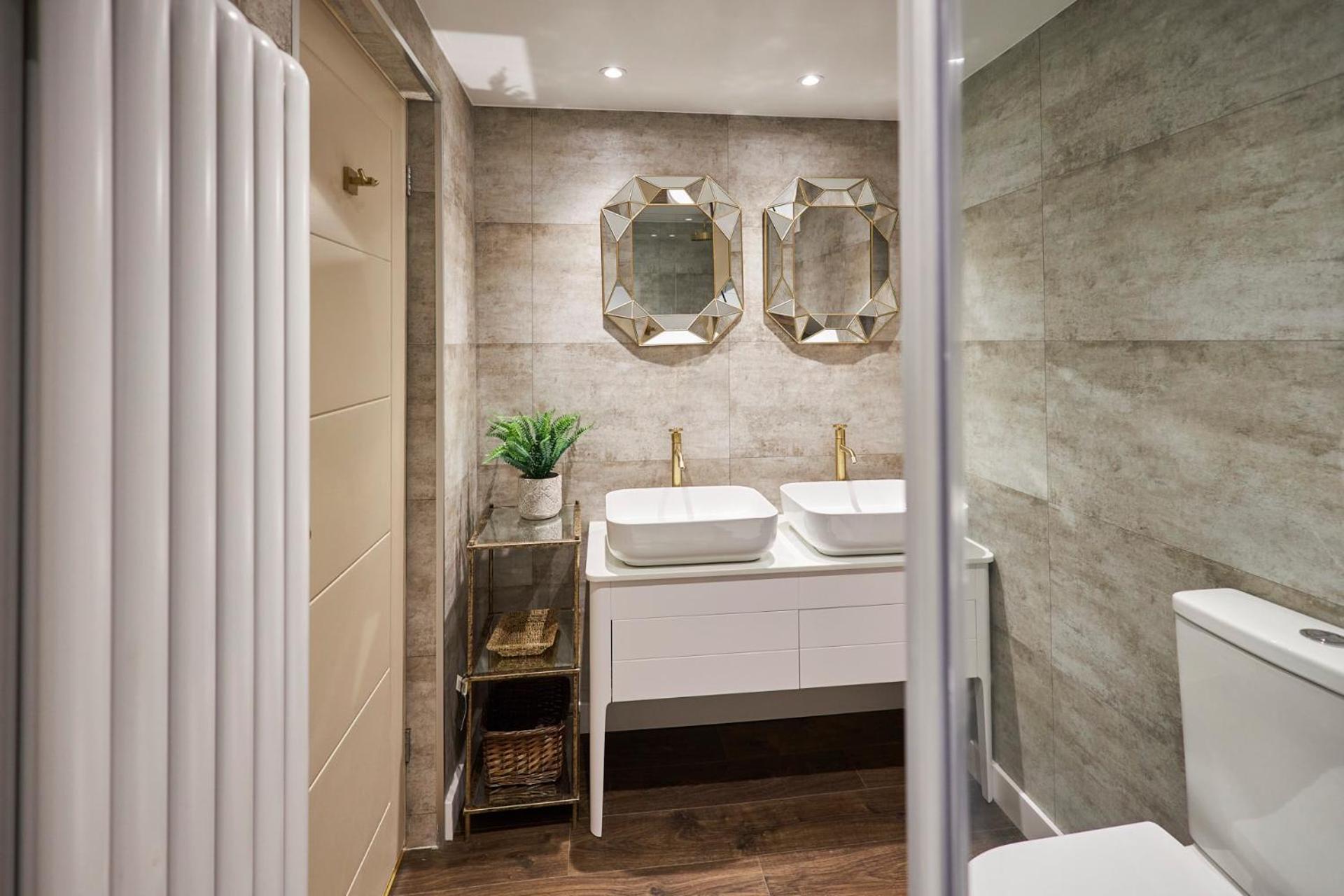 Deluxe King Suite