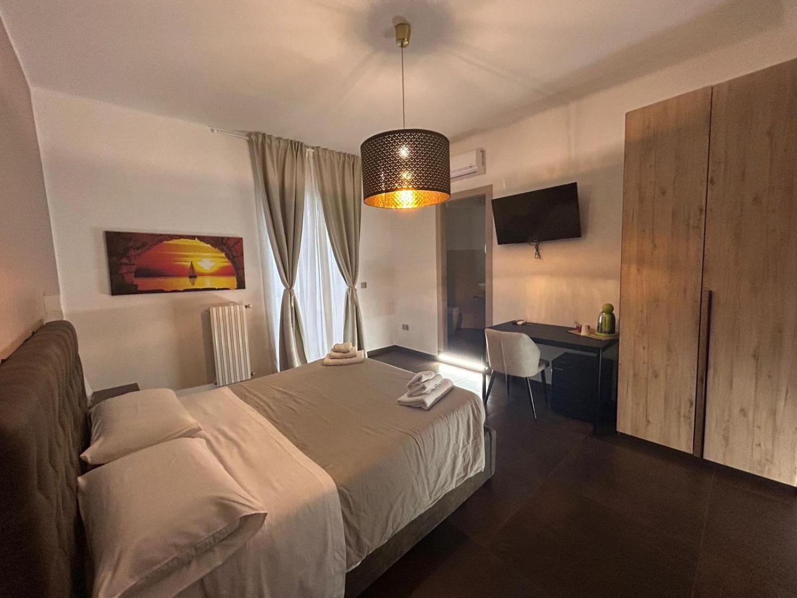 Habitación con cama extragrande y balcón