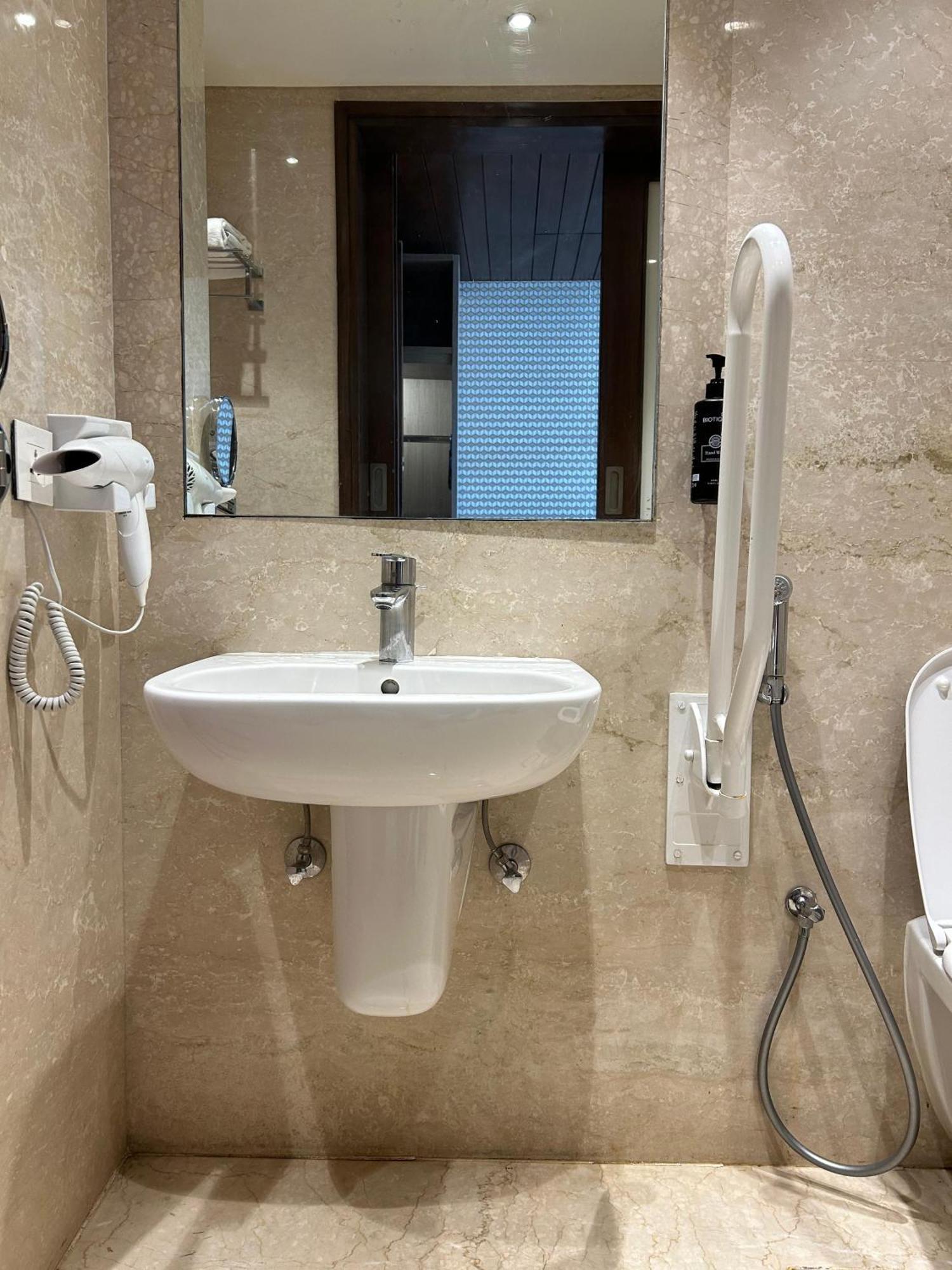 King Room - Mobility Access/Non-Smoking with 20% discount on food and beverages | Complimentary one way airport transfer until 30th Sep