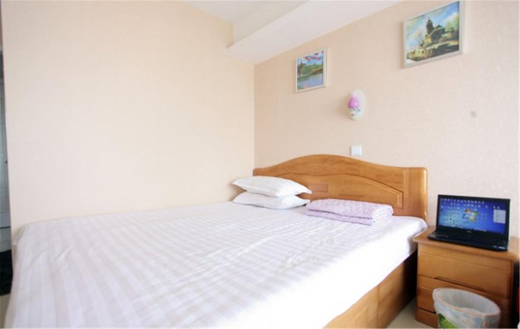 Cama en habitación compartida femenina de 6 camas