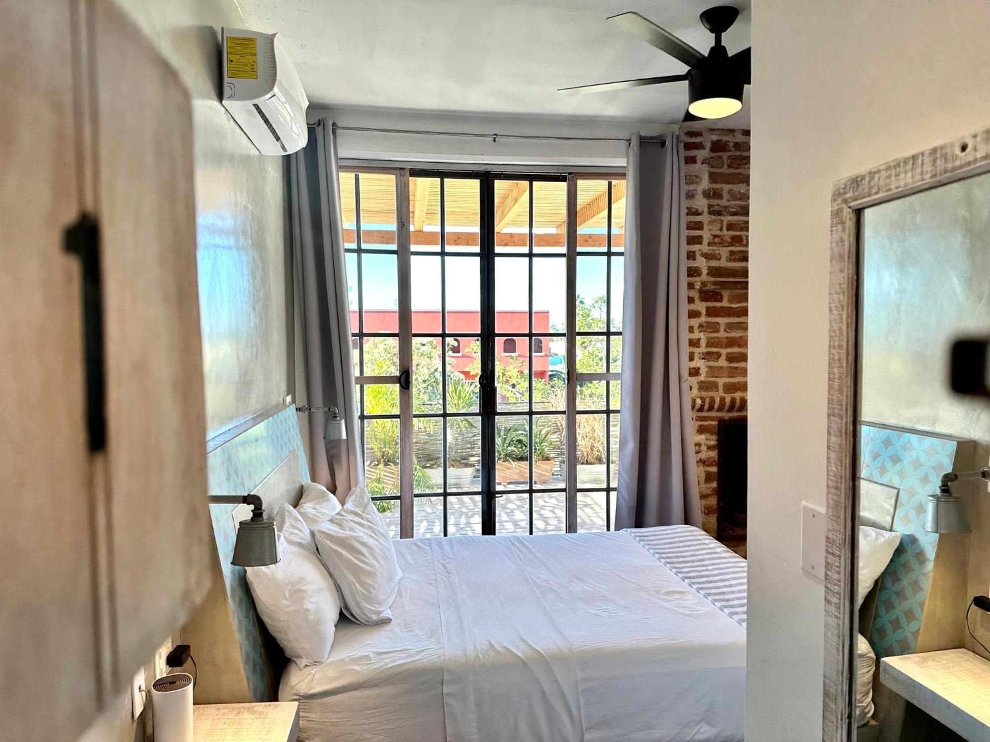 Habitación con cama grande