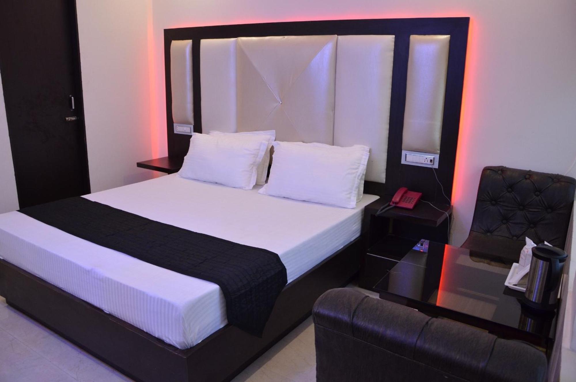 Deluxe Double Room,151281844:JPEG