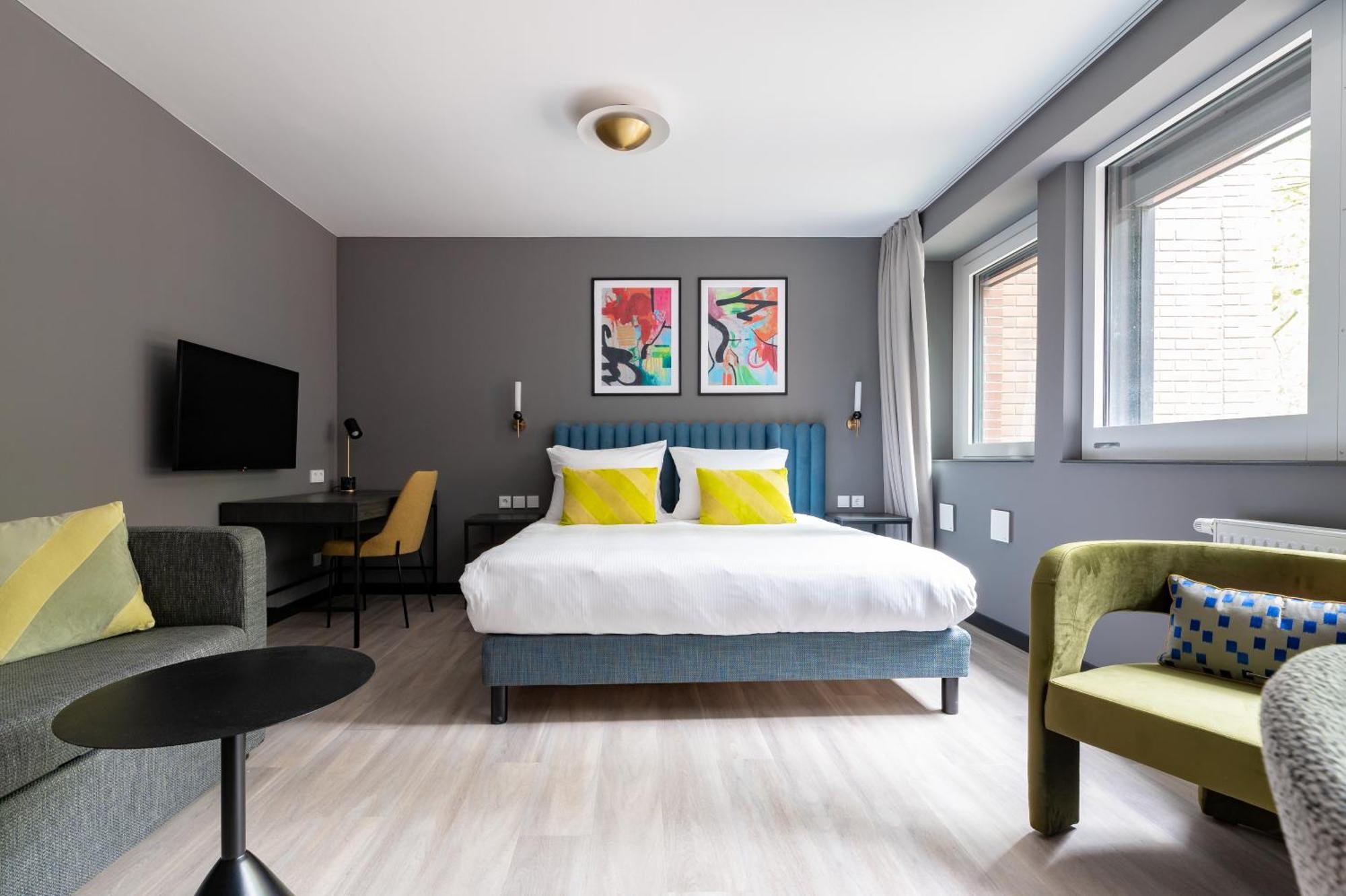 Extra Large Studio with Kitchenette and Sofa Bed