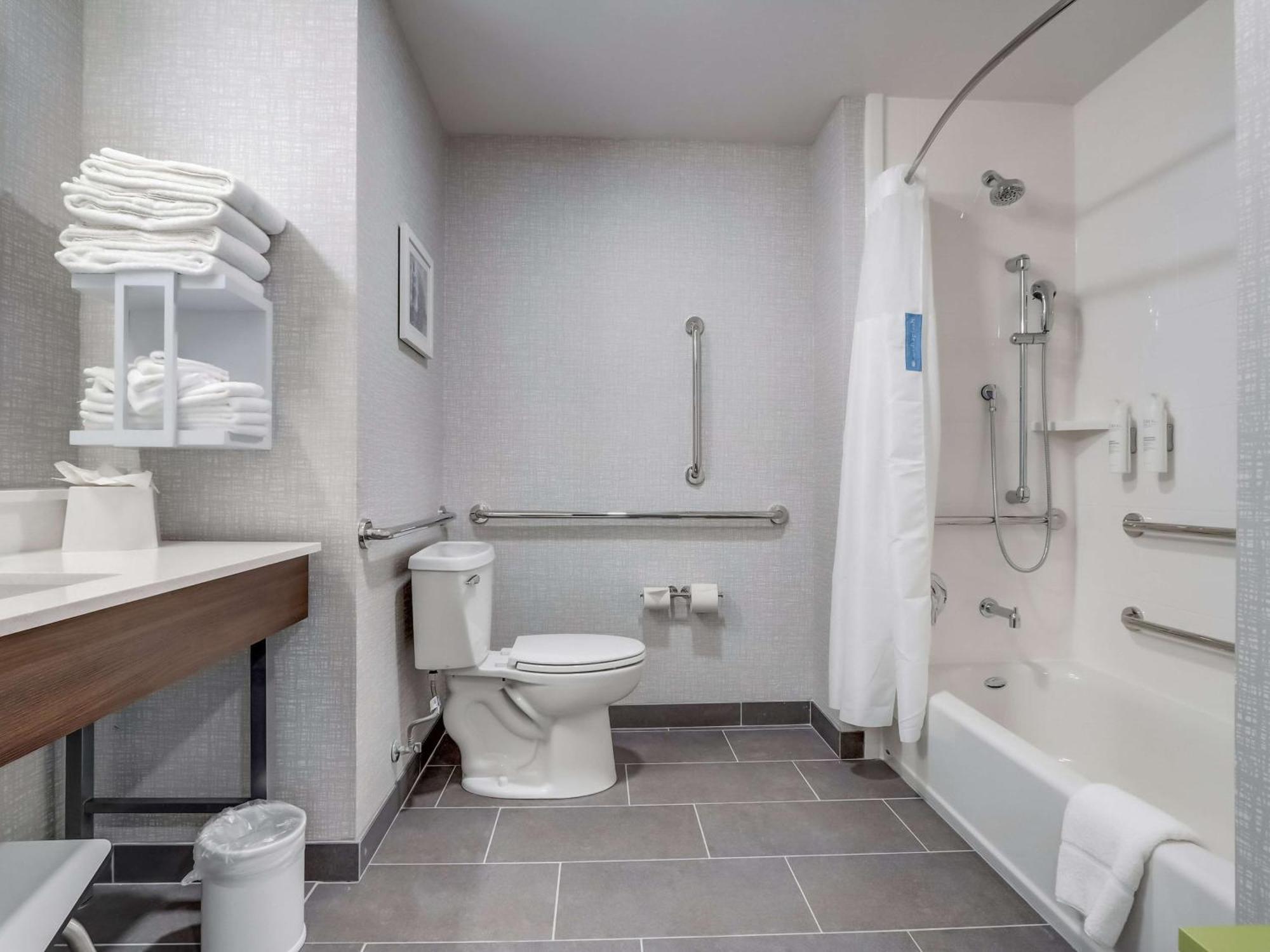 Queen Room with Two Queen Beds and Bath Tub - Mobility Access