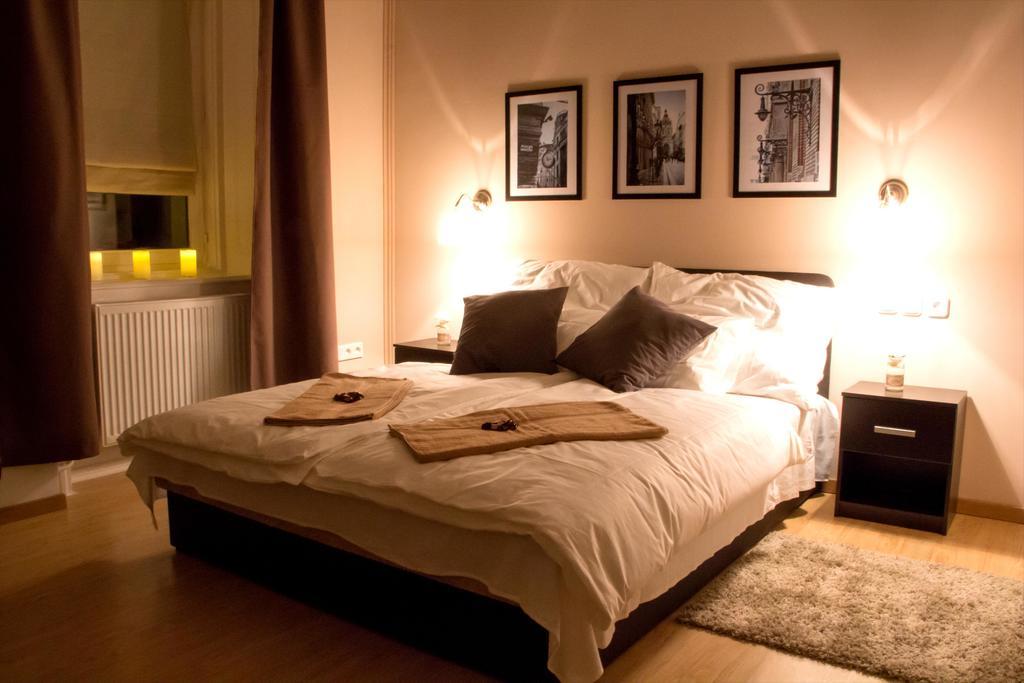 Deluxe szoba kétszemélyes ággyal és zuhanyzóval