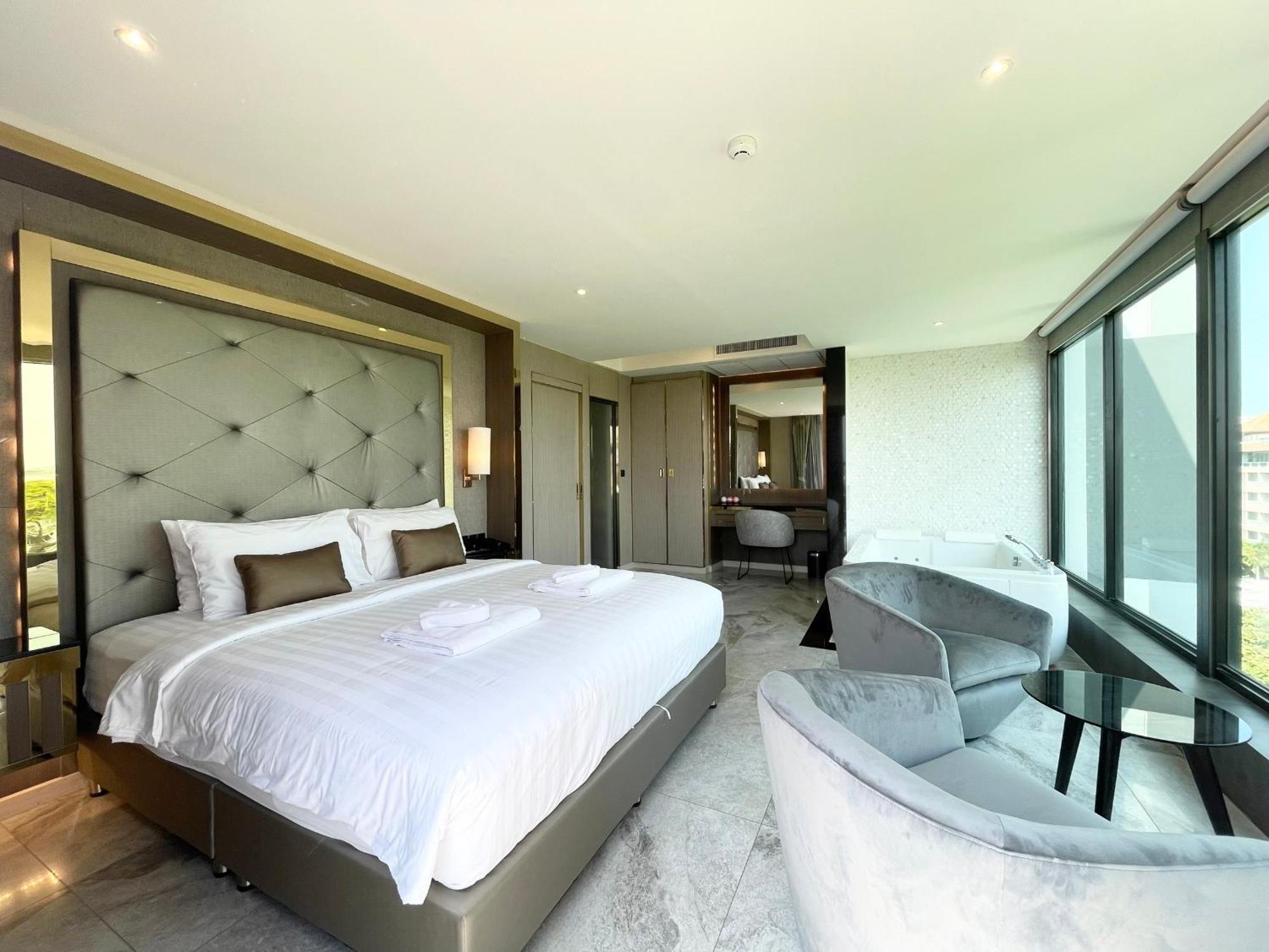 Grand Presidential Suite with Jacuzzi