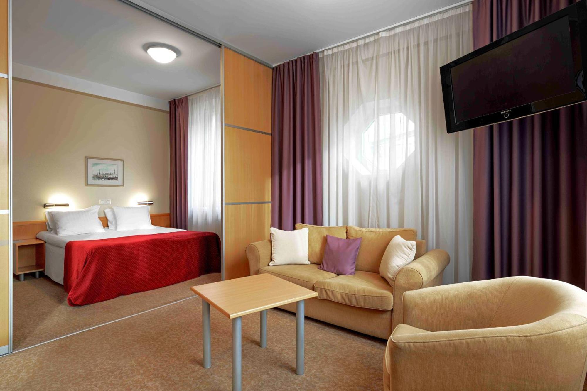 Suite with Spa Bath,1588036516:JPEG