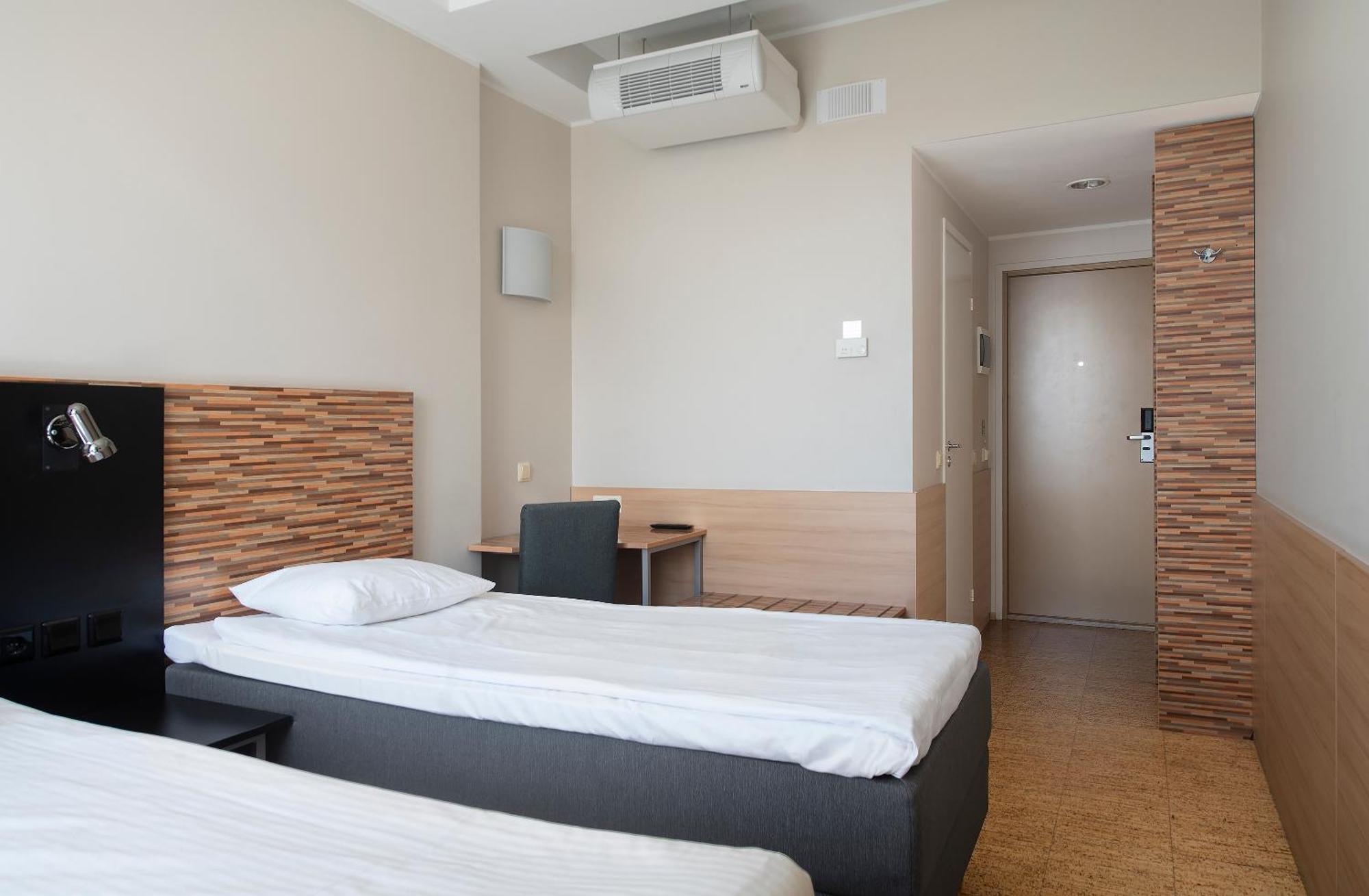 Standard Twin Room without Window,1516327807:JPEG