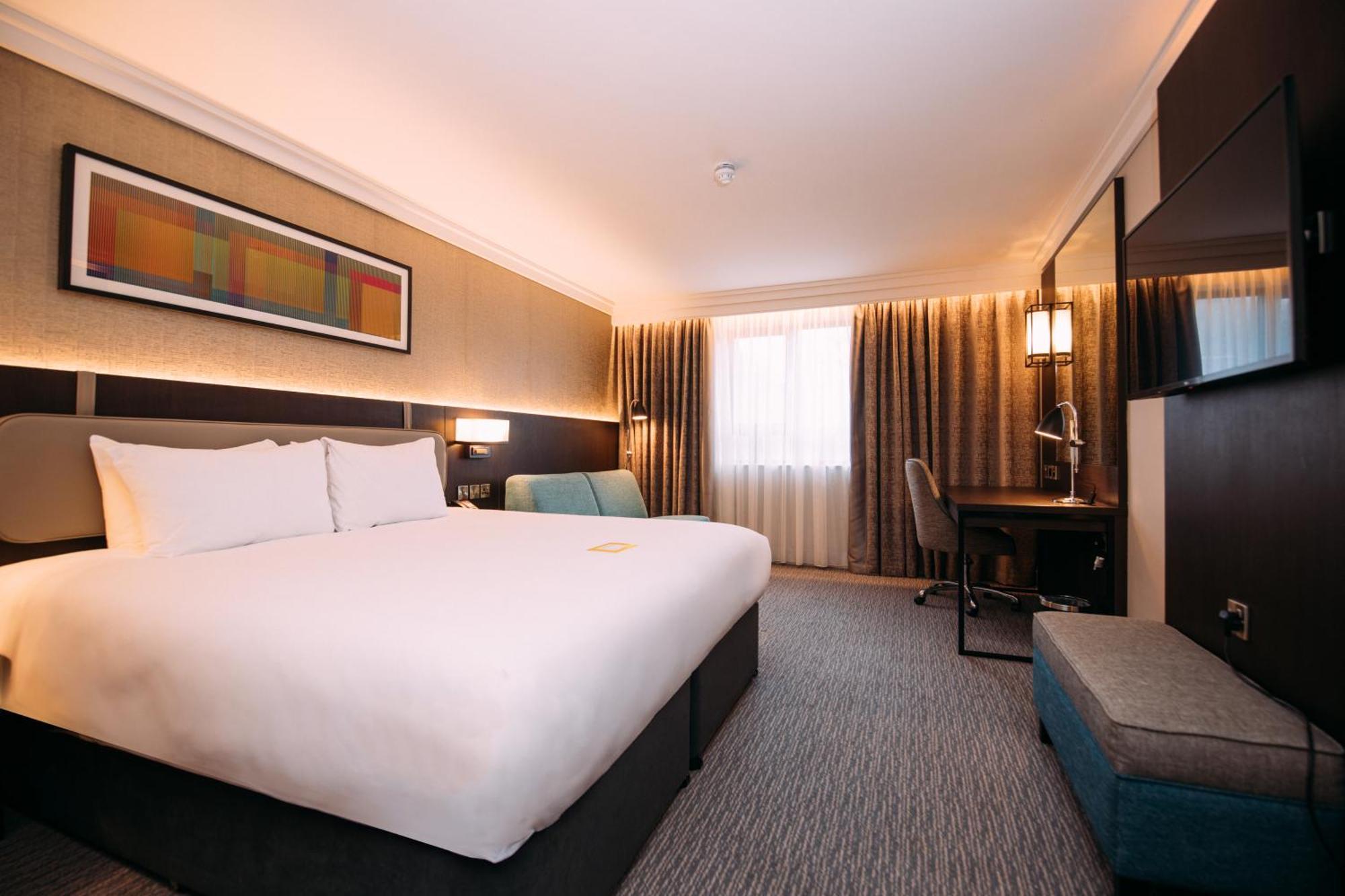 Habitación Doble Estándar con cama grande y sofá cama