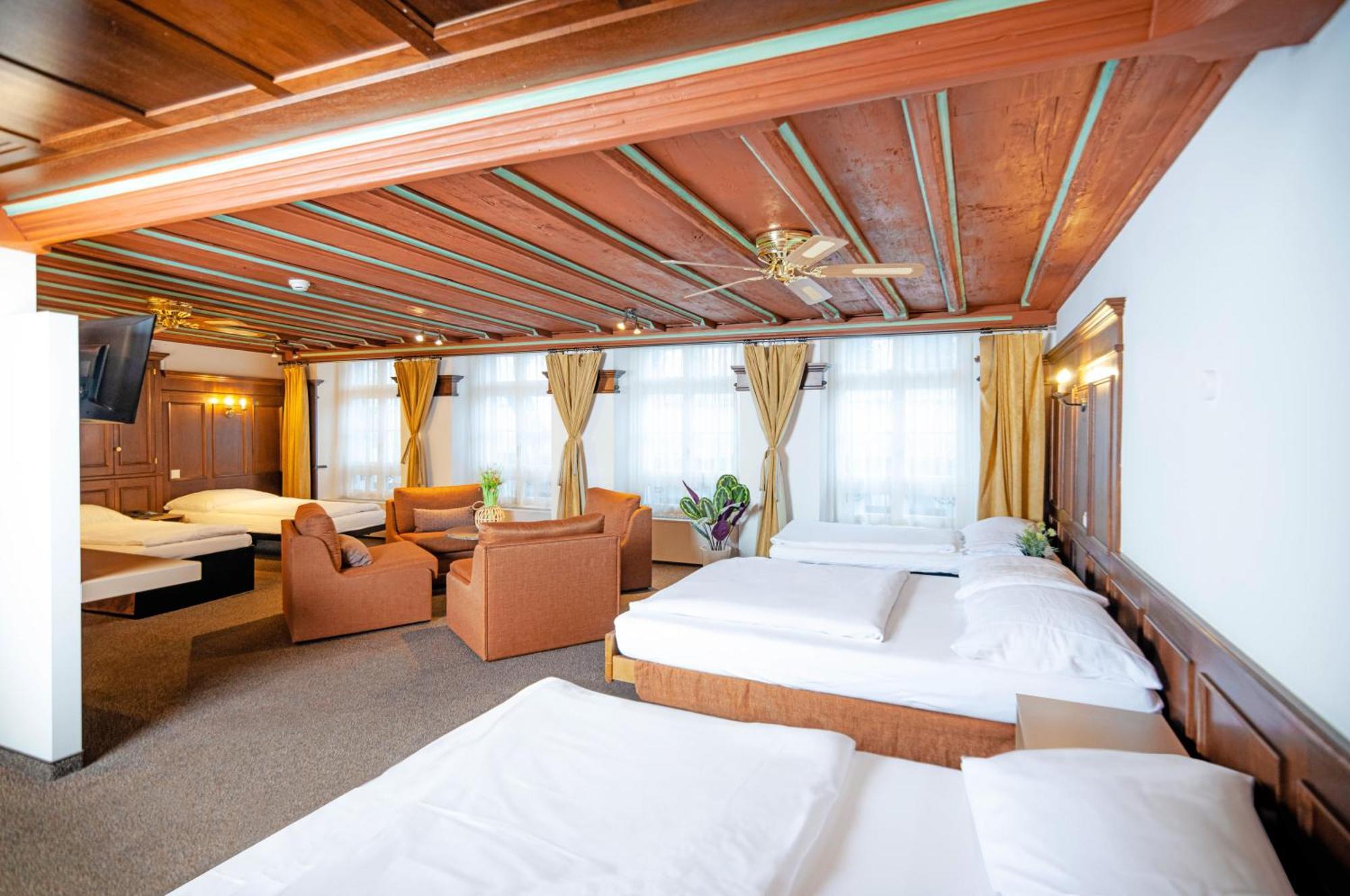 Octuple Room,1566904559:JPEG