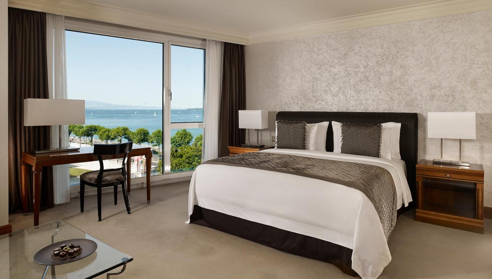 Junior Corner King Suite with Lake View