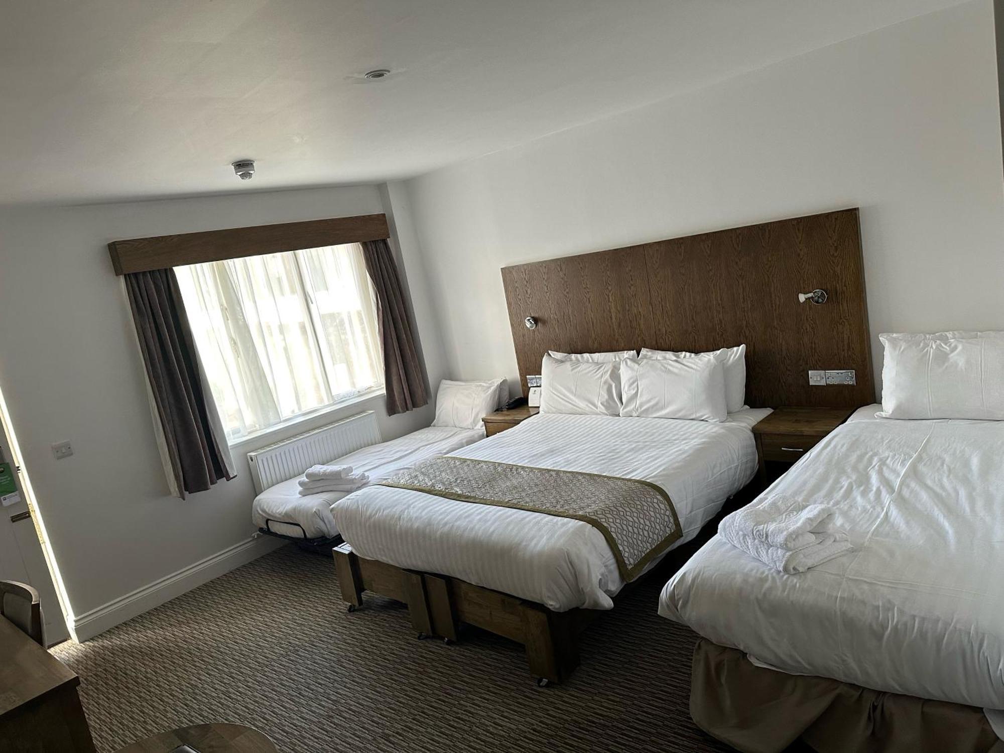 Family Room with Double and Single Beds - Non-Smoking