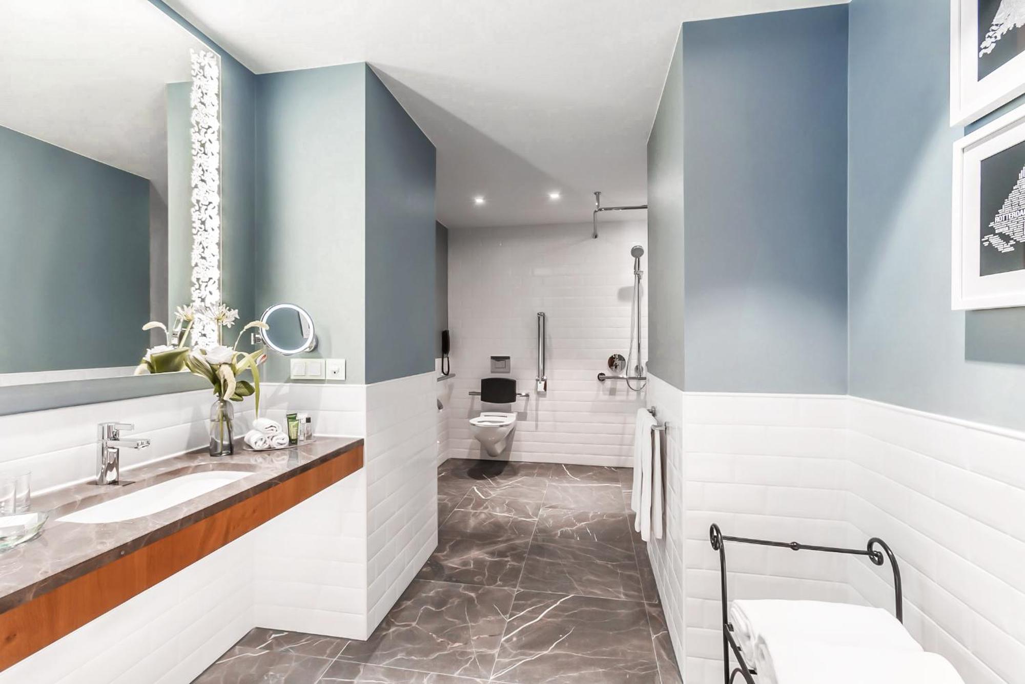 Habitación Doble adaptada para personas con movilidad reducida con ducha accesible en silla de ruedas