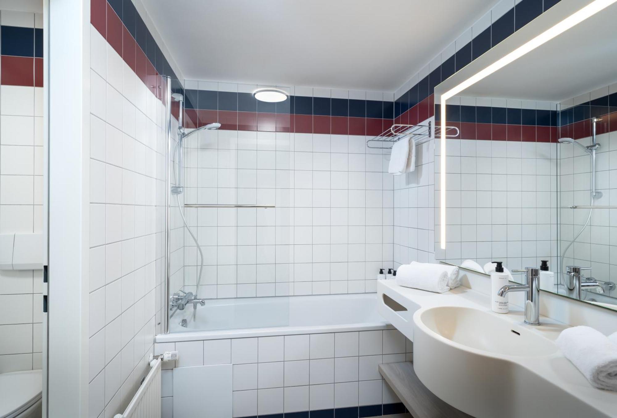 Standard Double Room bath shower,1623644202:JPEG