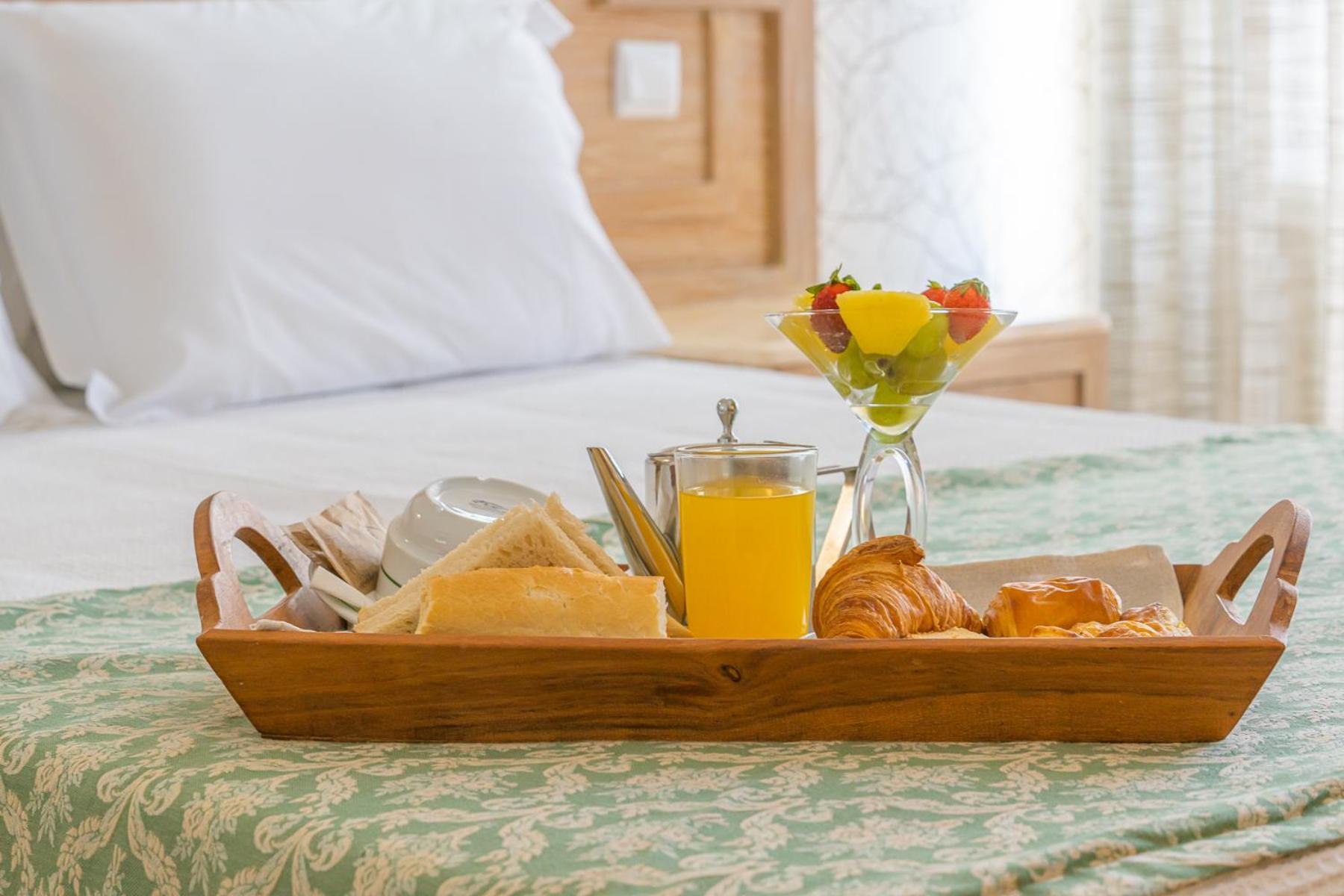 Family Suite (2 Adults + 1 Child)