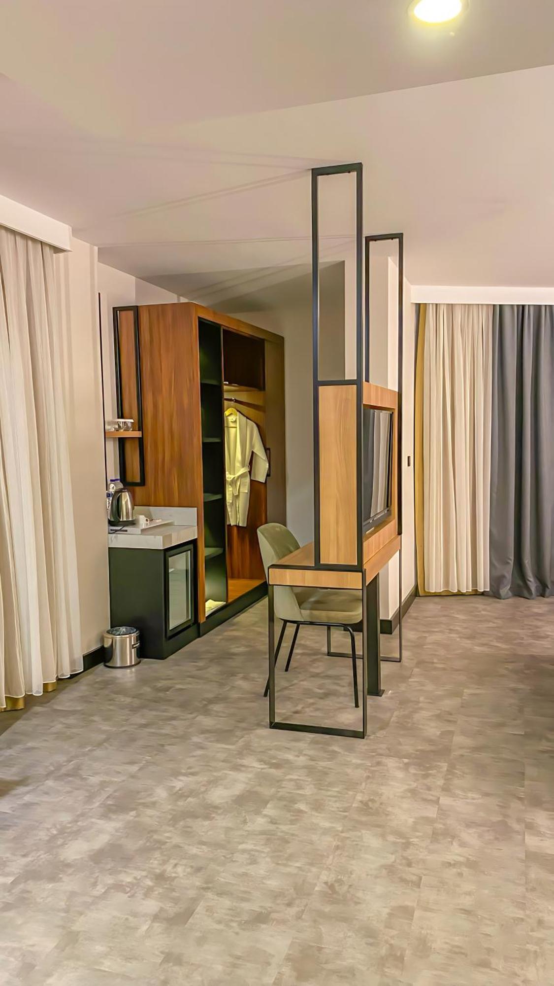 Deluxe King Suite with Sofa Bed - Non-Smoking,1536918379:JPEG