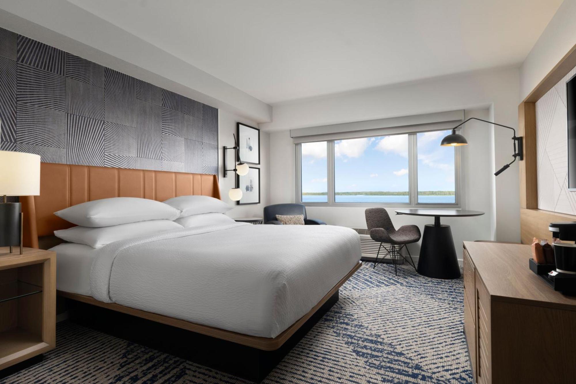 Club lounge access, Deluxe Guest room, 1 King, Bay view