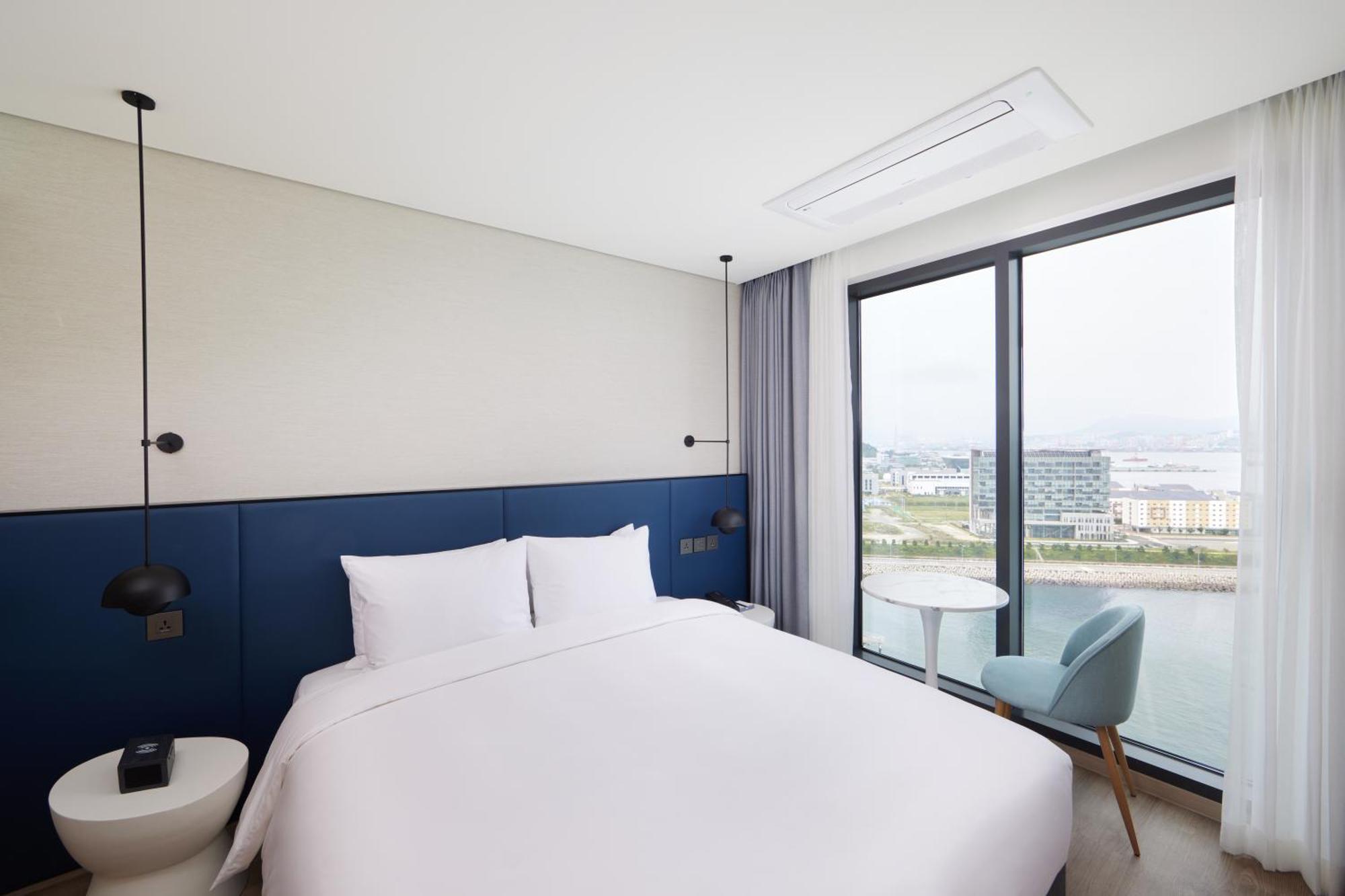 Deluxe King Room with Ocean View
