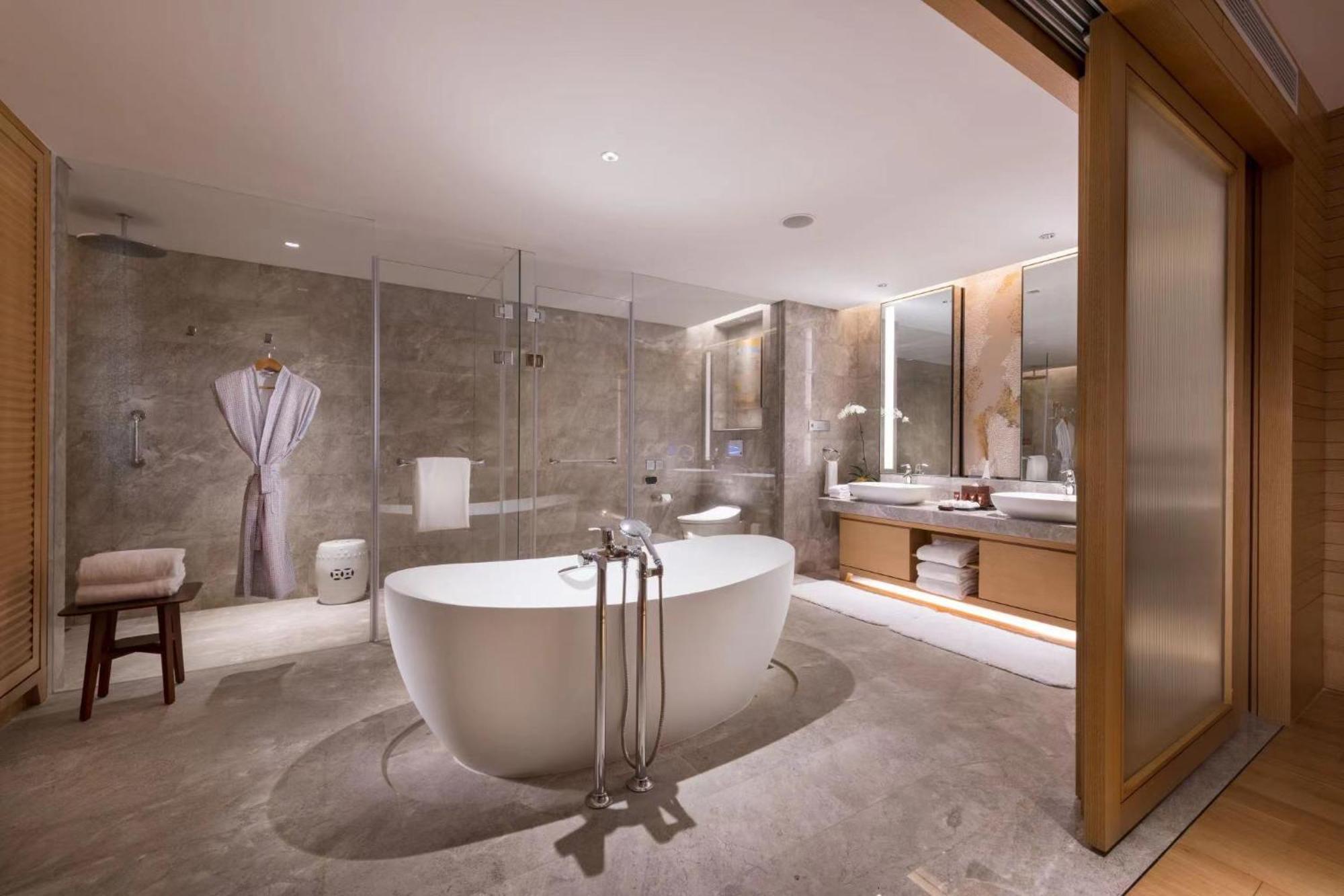 Deluxe King Suite with Lake View