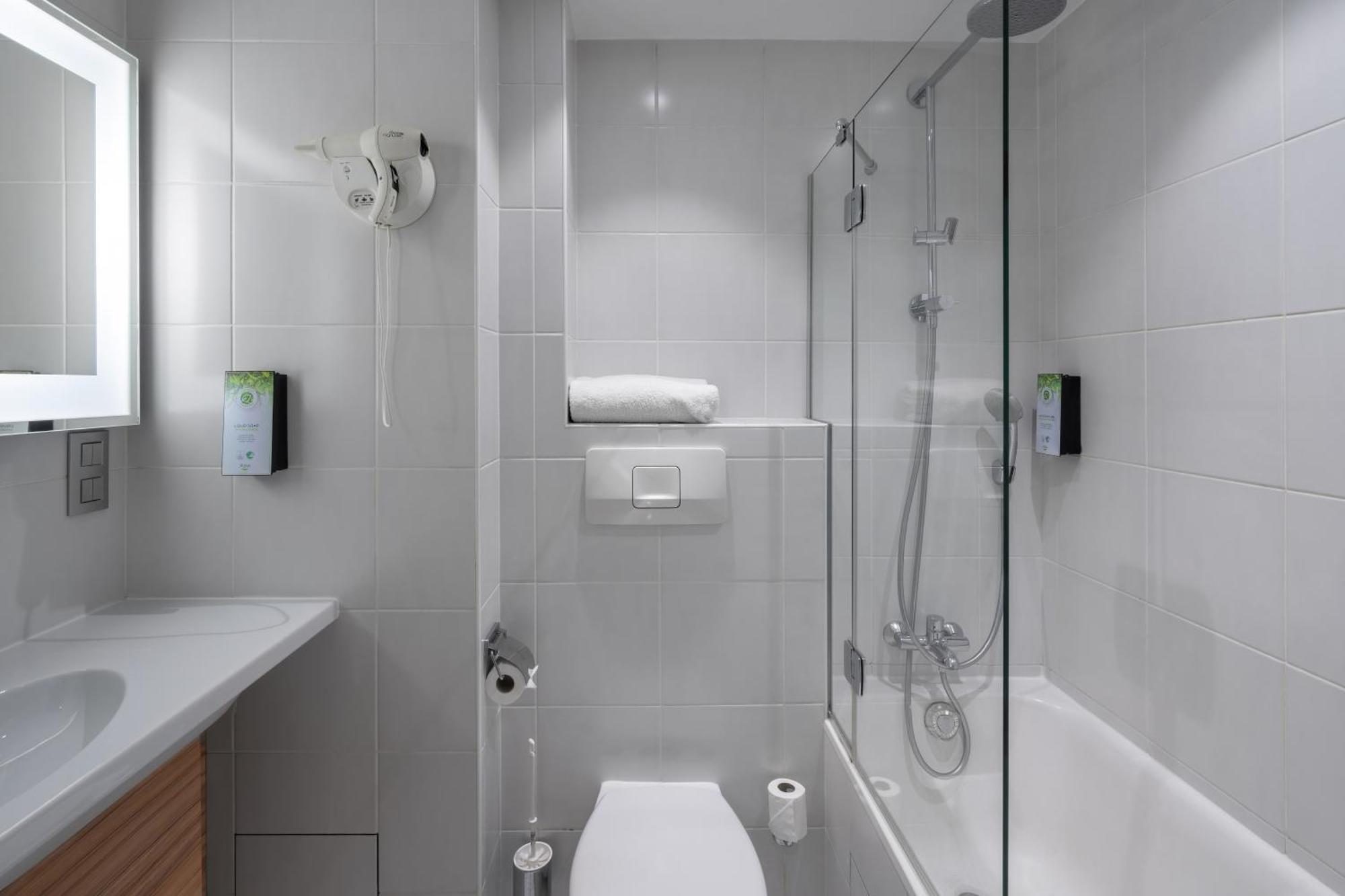 Two Adjacent Double Rooms non communicating
