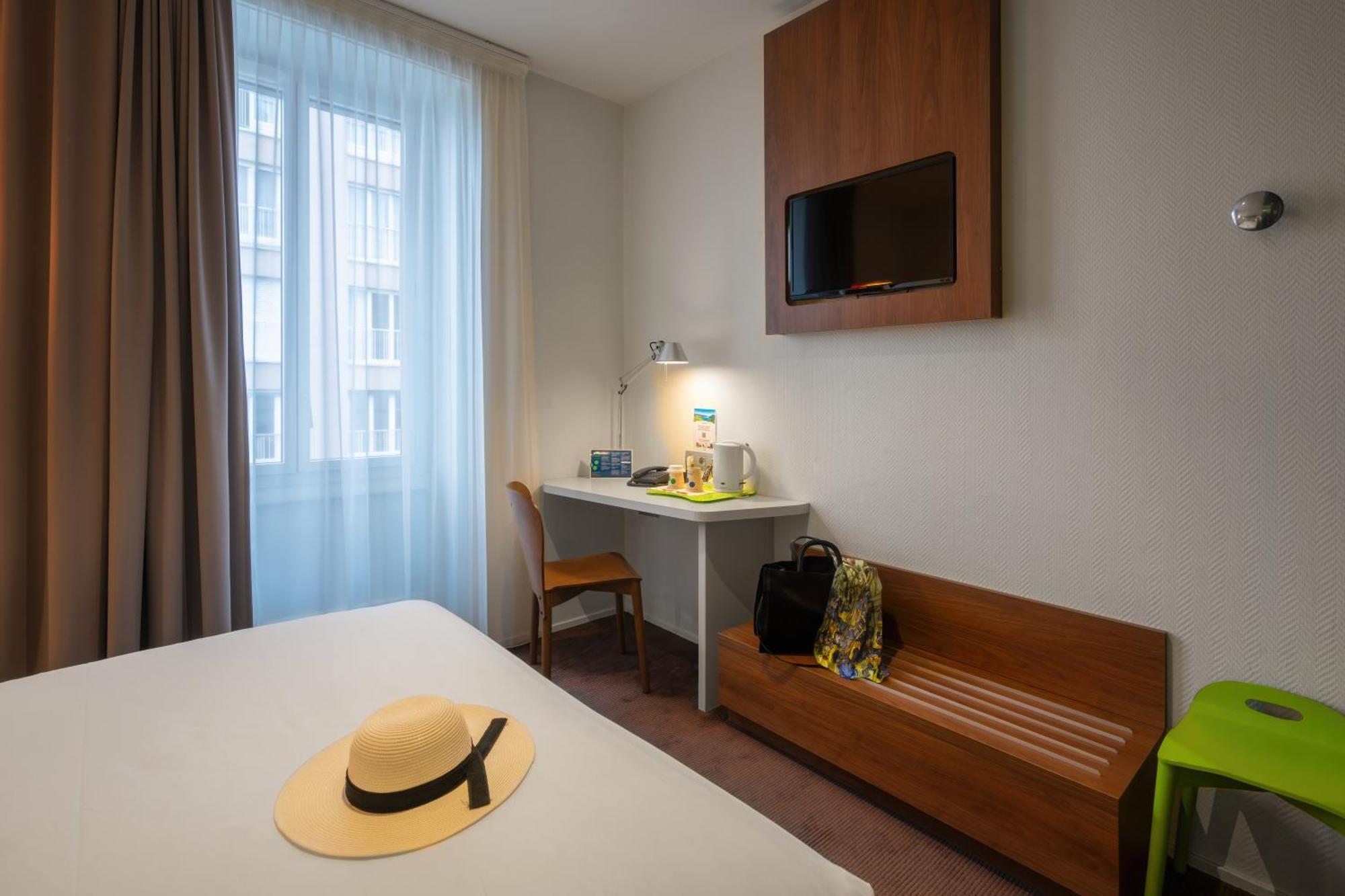 Two Adjacent Double Rooms non communicating