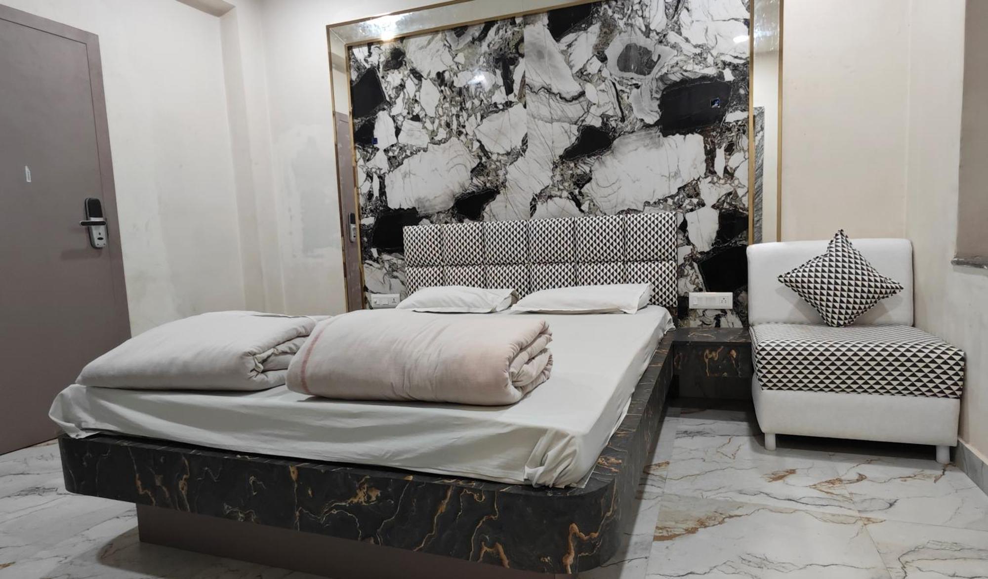 Deluxe Double Room (2 Adults + 1 Child)