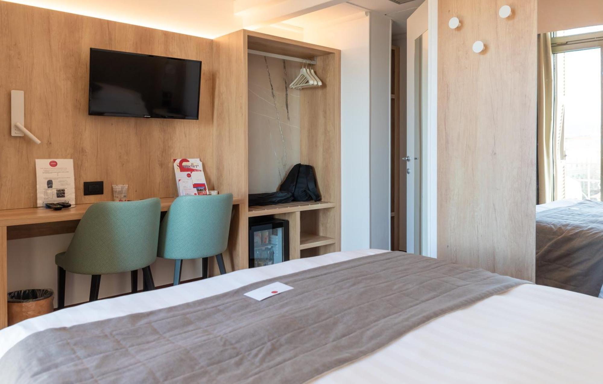 Doppel-/Zweibettzimmer mit seitlichem Meerblick