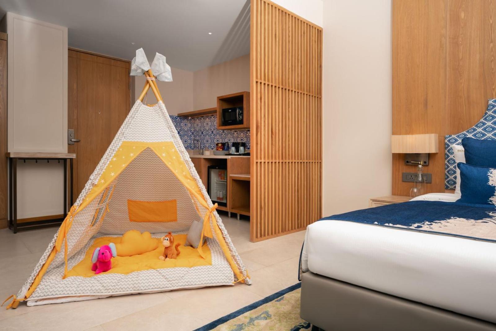Astor Suite (Balcony With City View) - Comp Minibar once per stay - 15% Disc on F&B, 15% Disc on Couple SPA 60 MIN - Happy Hours @Deck 88 (1:00pm to 6:00pm)