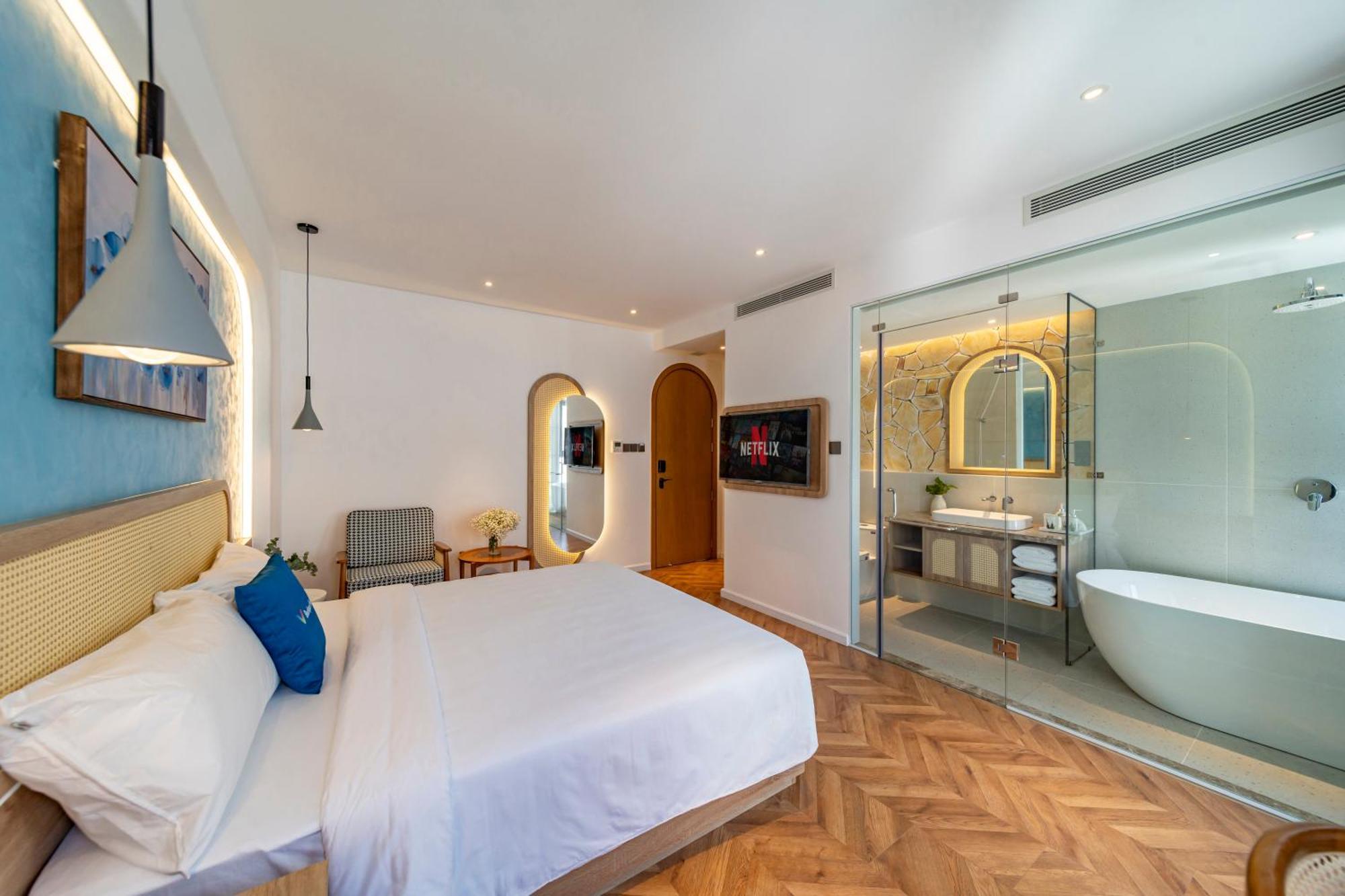 Phòng Deluxe Giường Đôi Có Ban Công Và Bồn Tắm