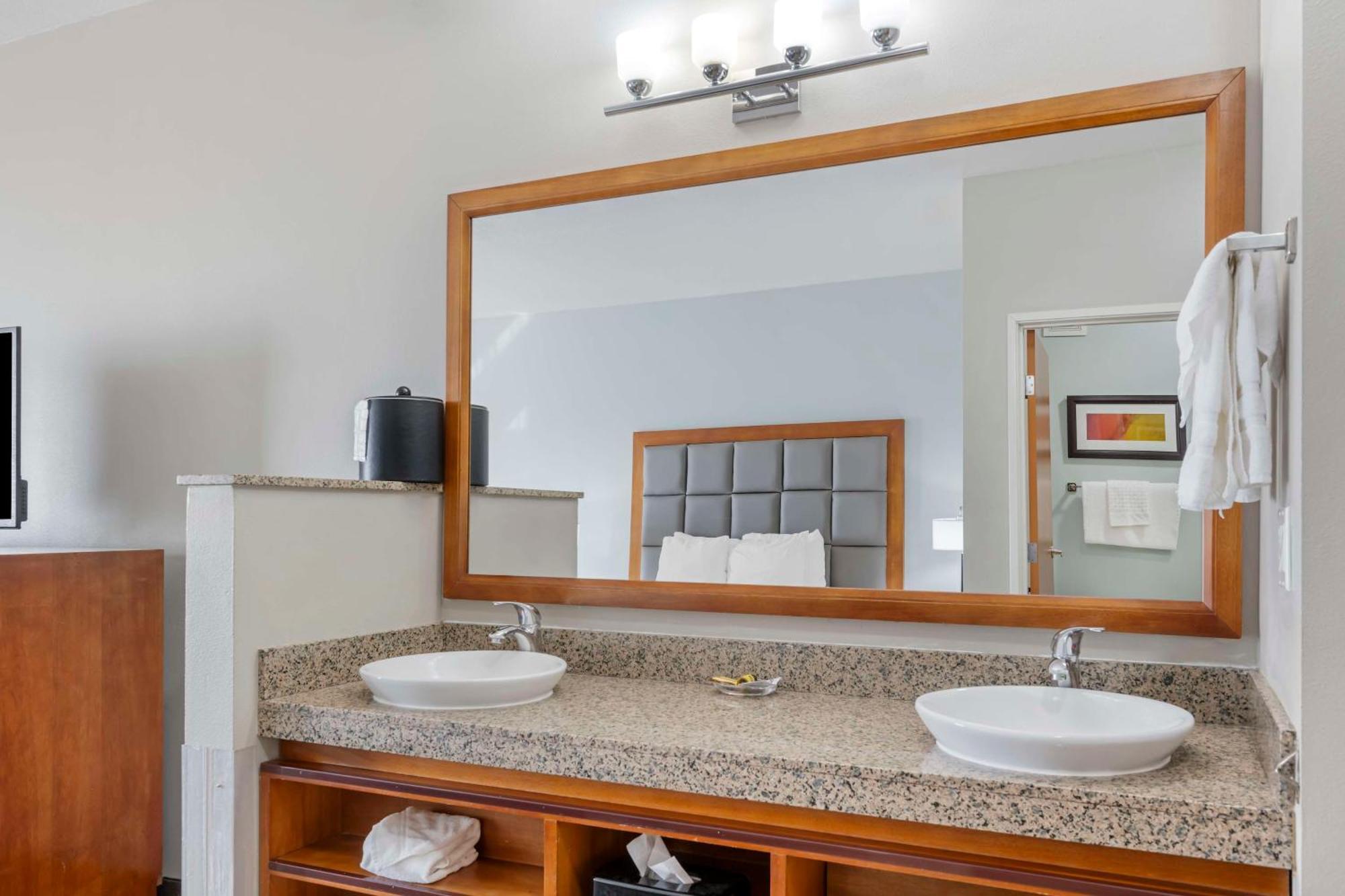 Quadruple Room with One King and One Queen Room