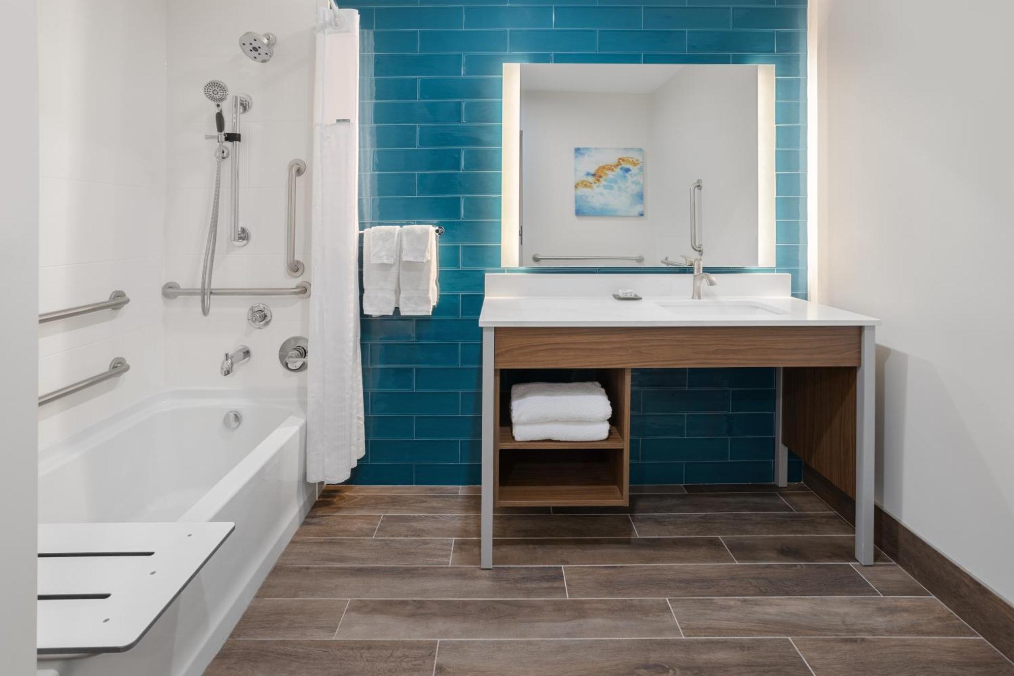 King Room with Mobility Access and Bathtub with Grab Bars, Non-Smoking