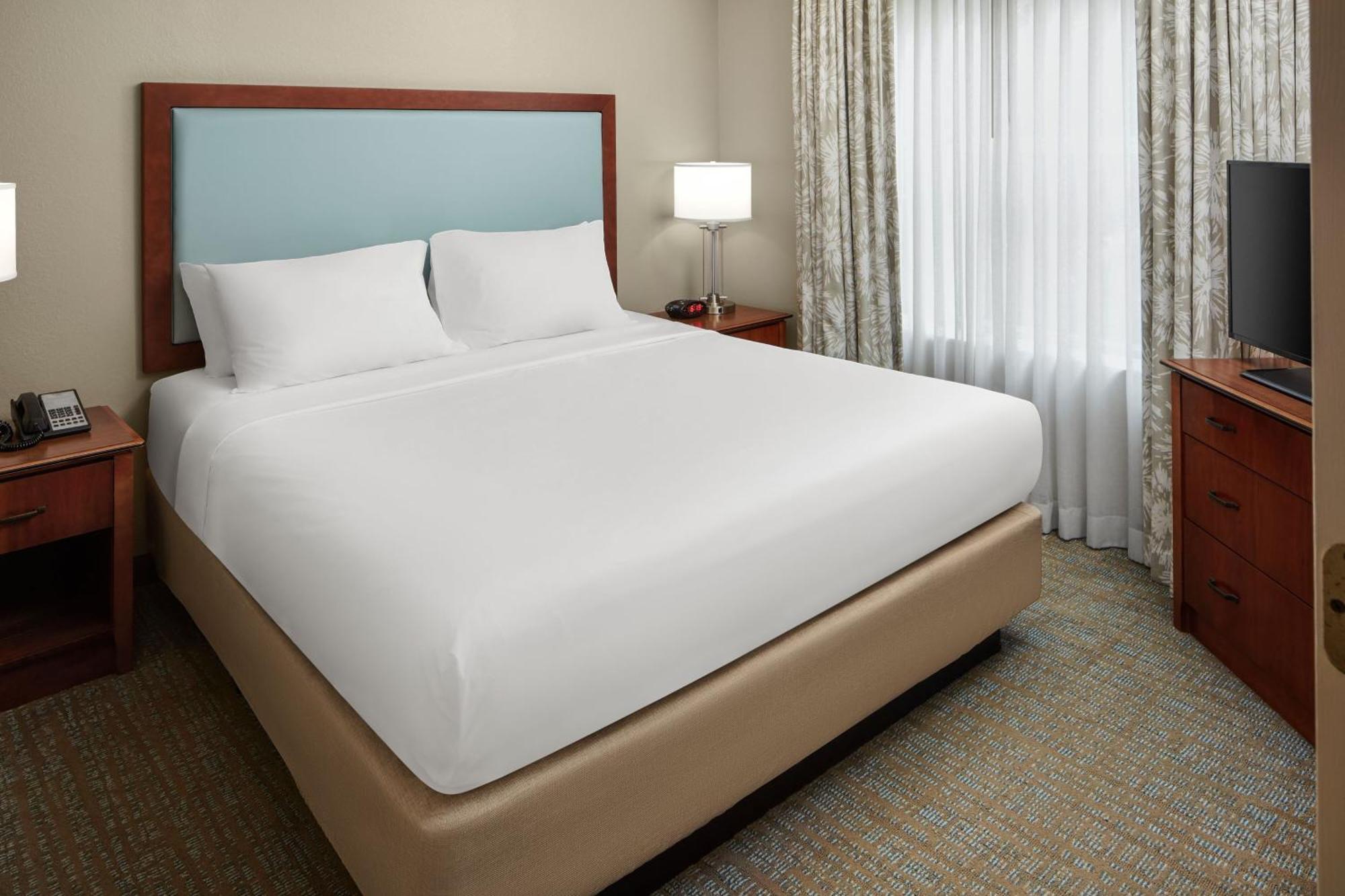 One-Bedroom Queen Suite