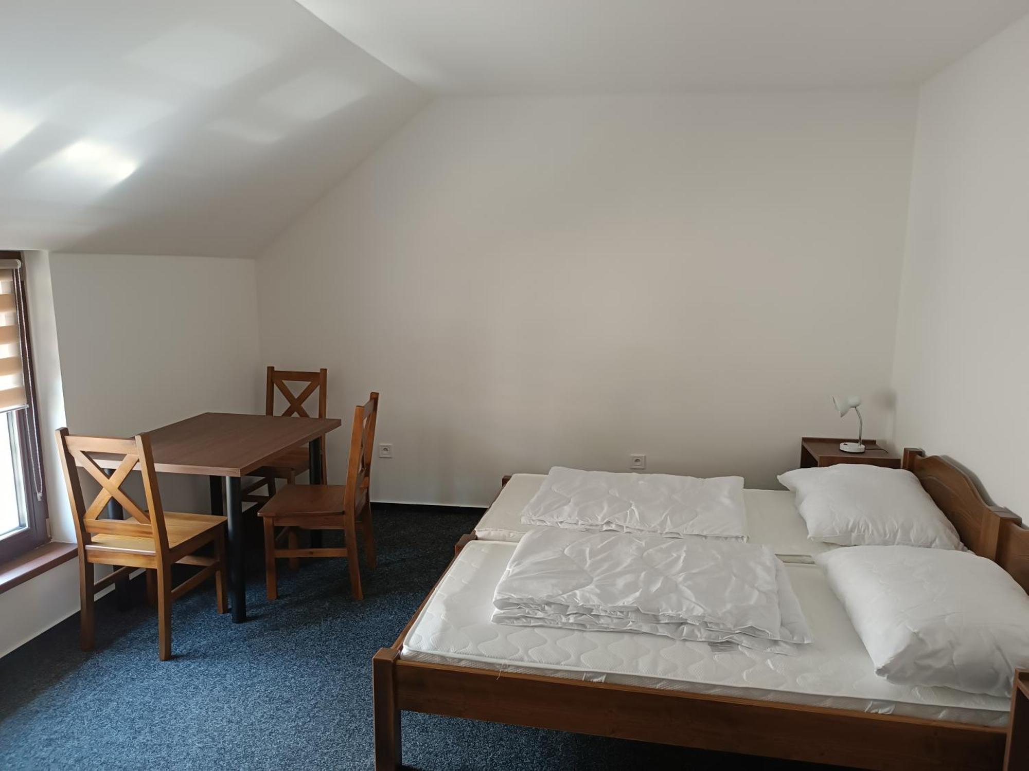 Doppel- oder Zweibettzimmer