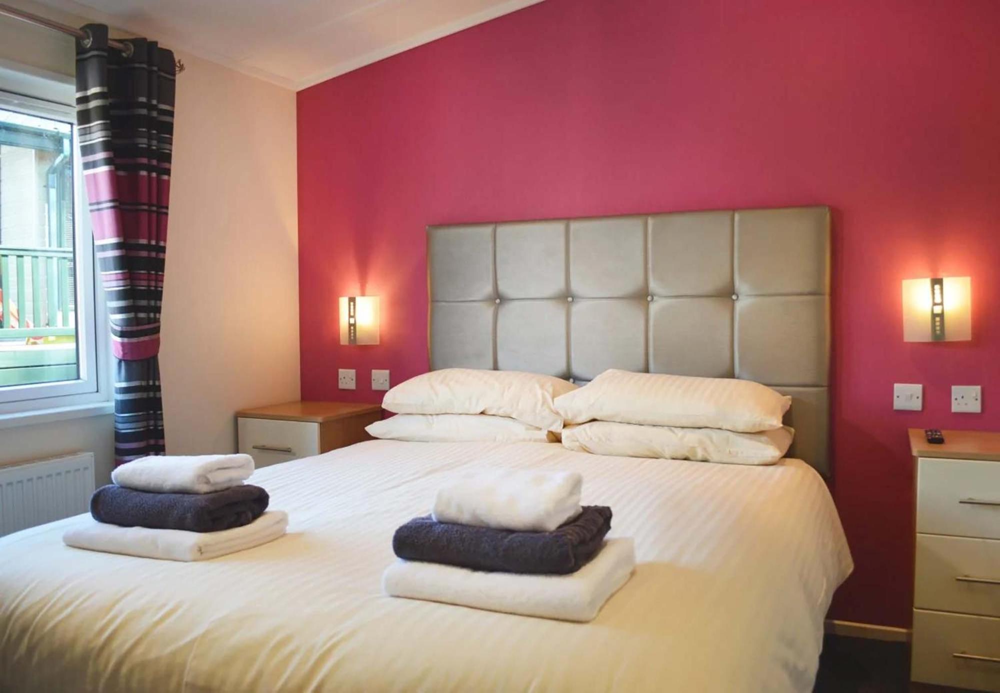 Pet Friendly Luxury Hot Tub Lodge 4 Bedroom