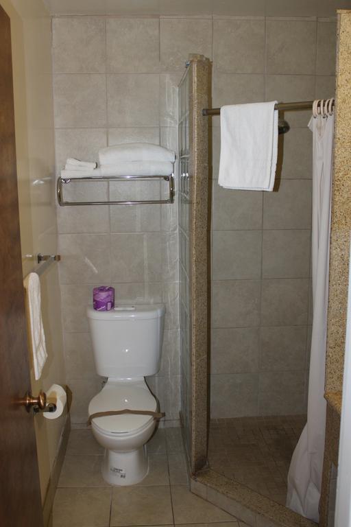 Habitación con cama grande