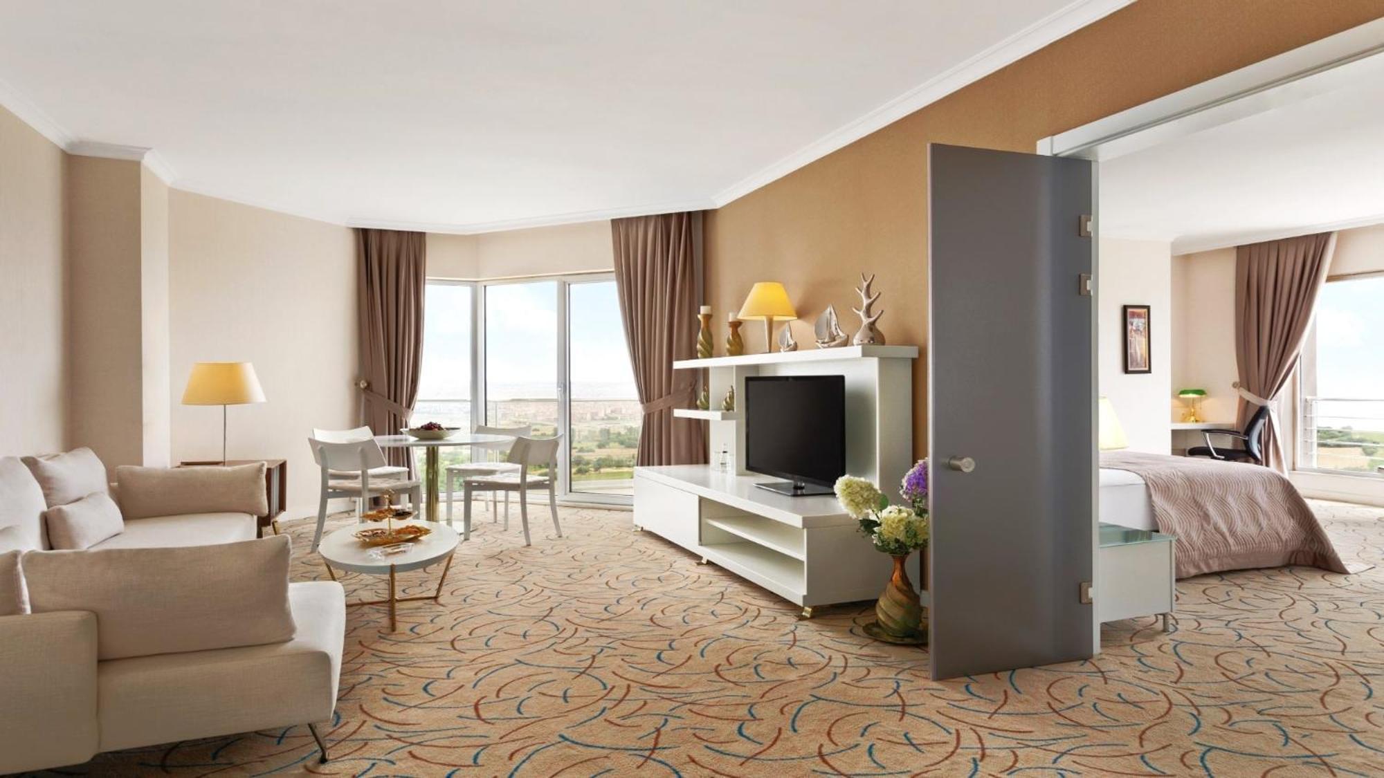 Deluxe Suite Sea and City View