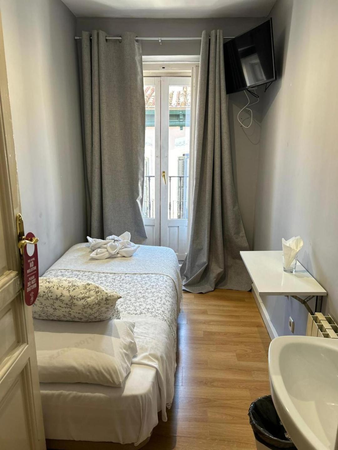 Single Room with Shared Bathroom