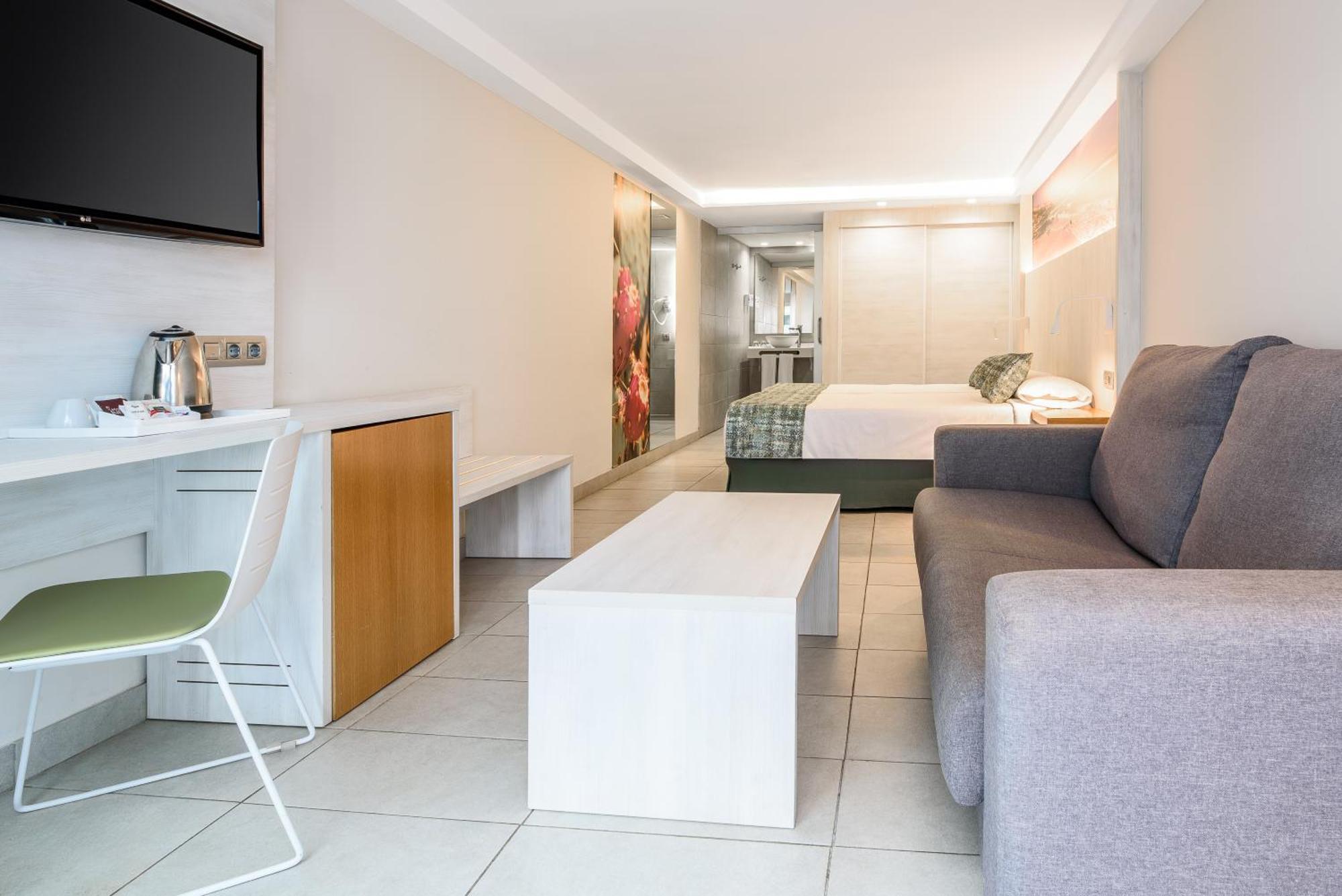 Double Room with Balcony,1523936626:JPEG