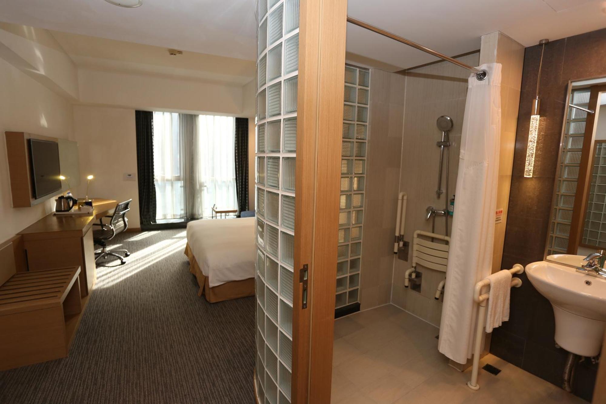 Queen Room Accessible,1524408334:JPEG