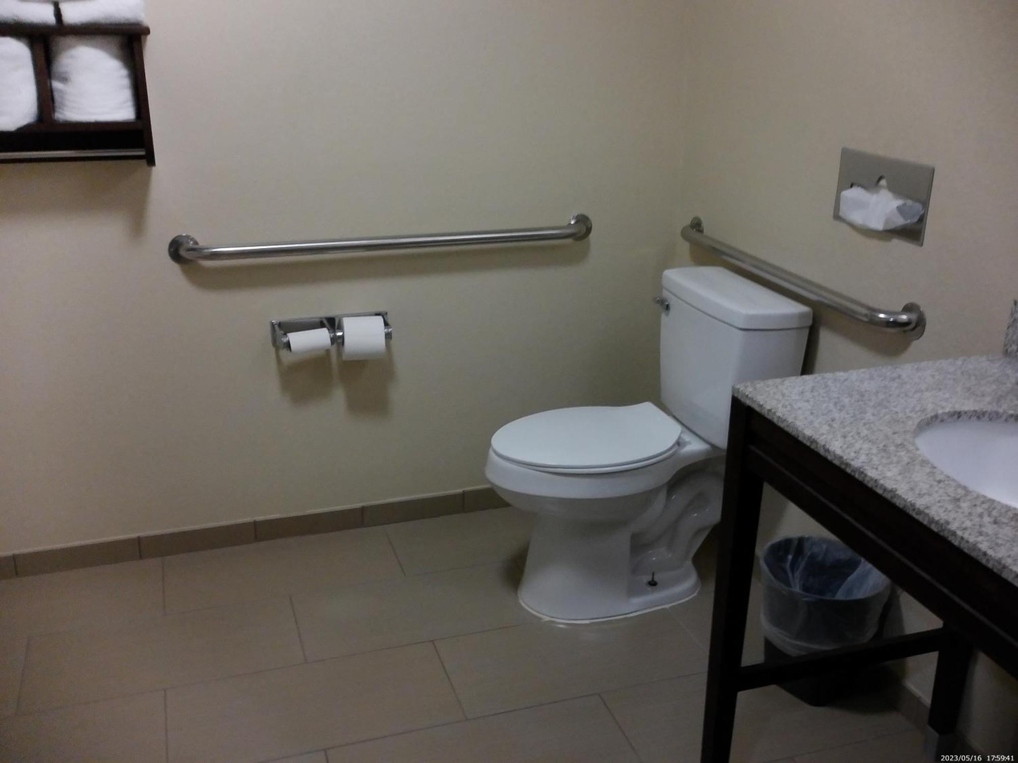 King Room with Tub and Grab Bars - Mobility/Hearing Accessible - Non-Smoking