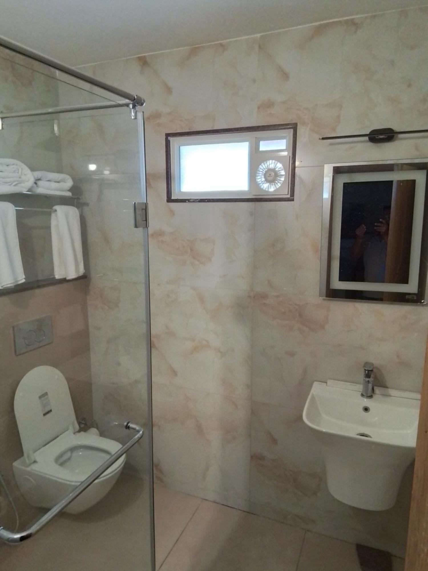 Deluxe Double Room (2 Adults + 1 Child)