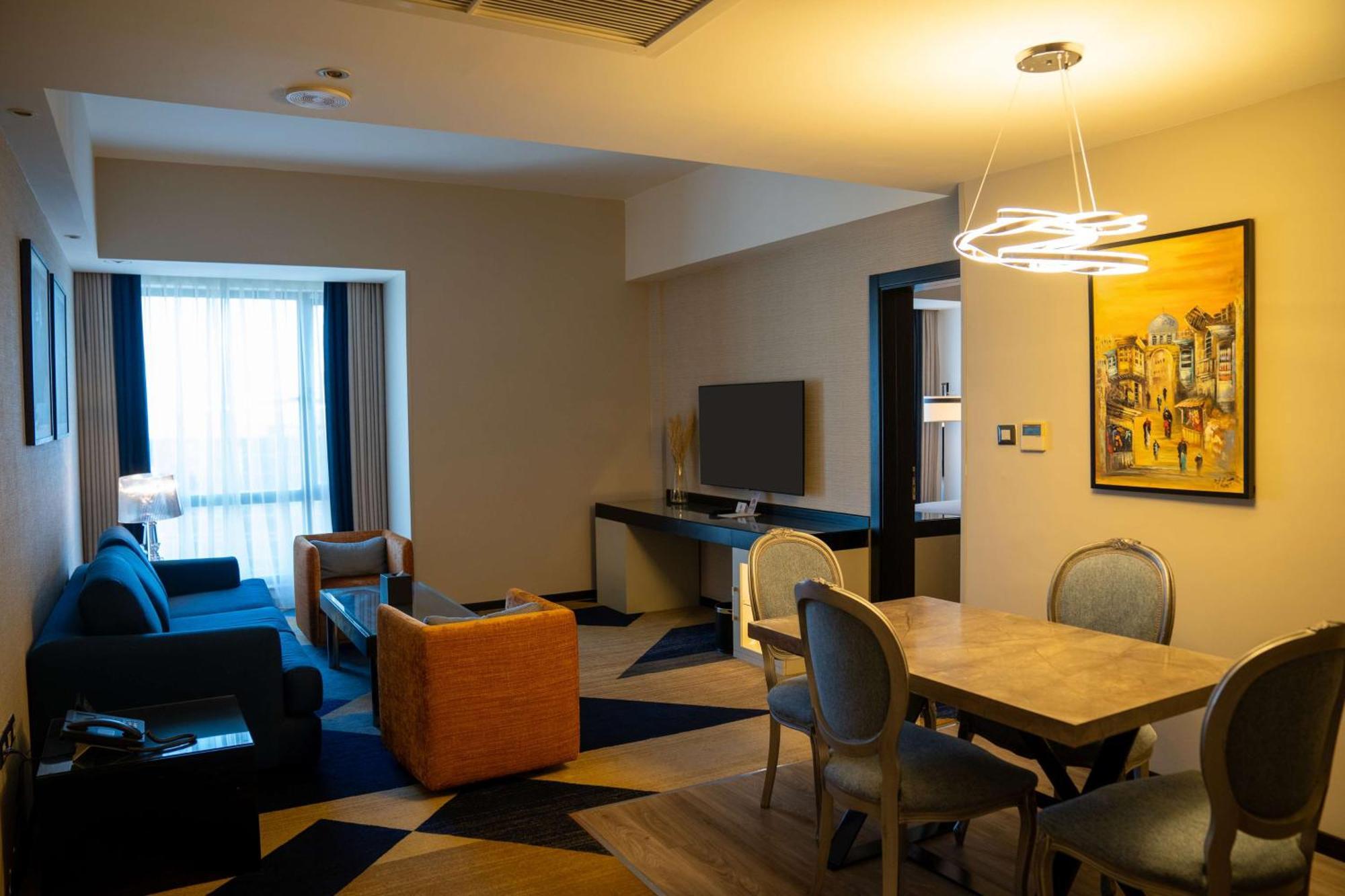 Two-Bedroom Suite One King Two Twin Beds,1525671028:JPEG
