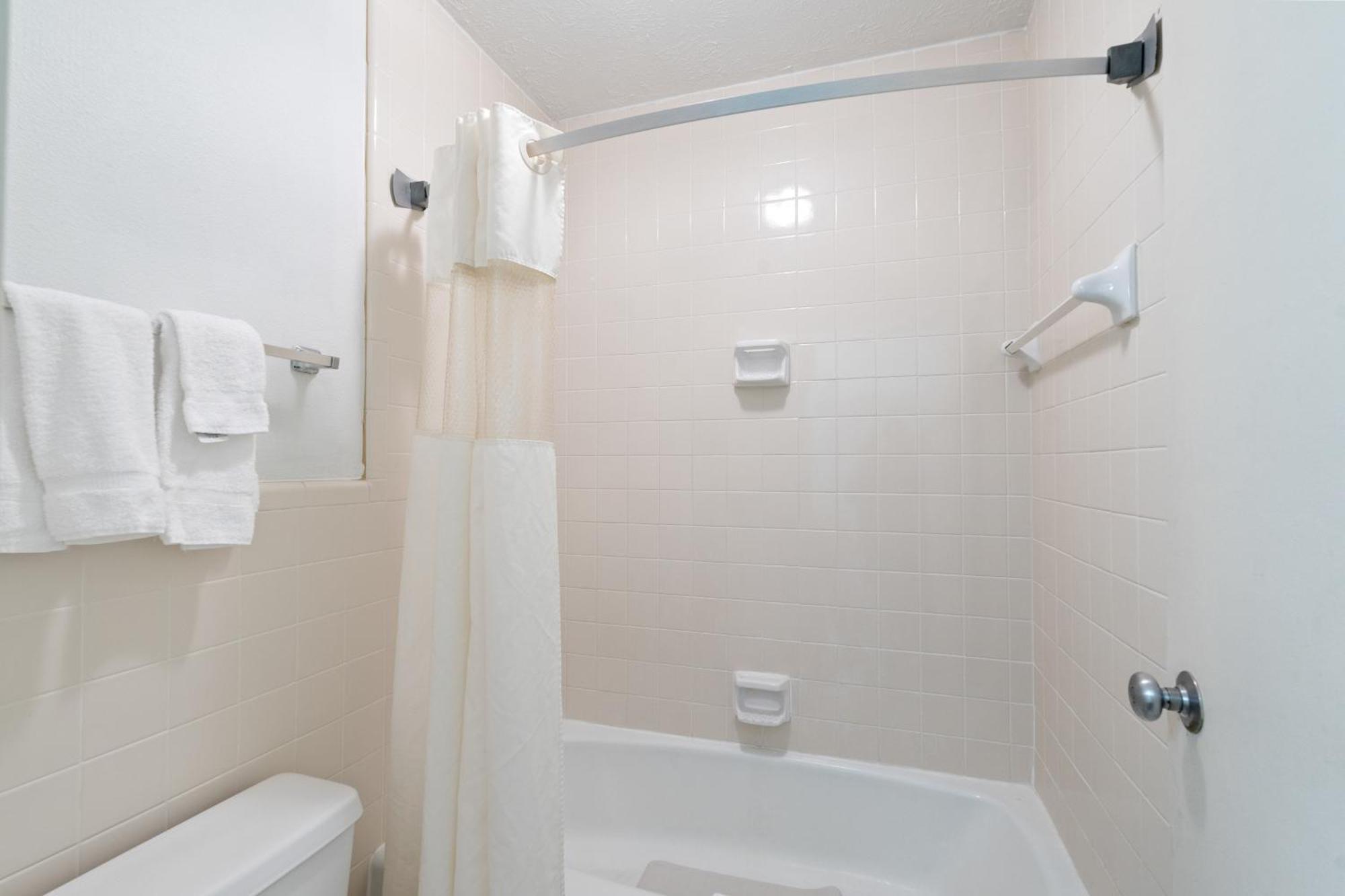 Deluxe King Room - Disability Access - Non-Smoking