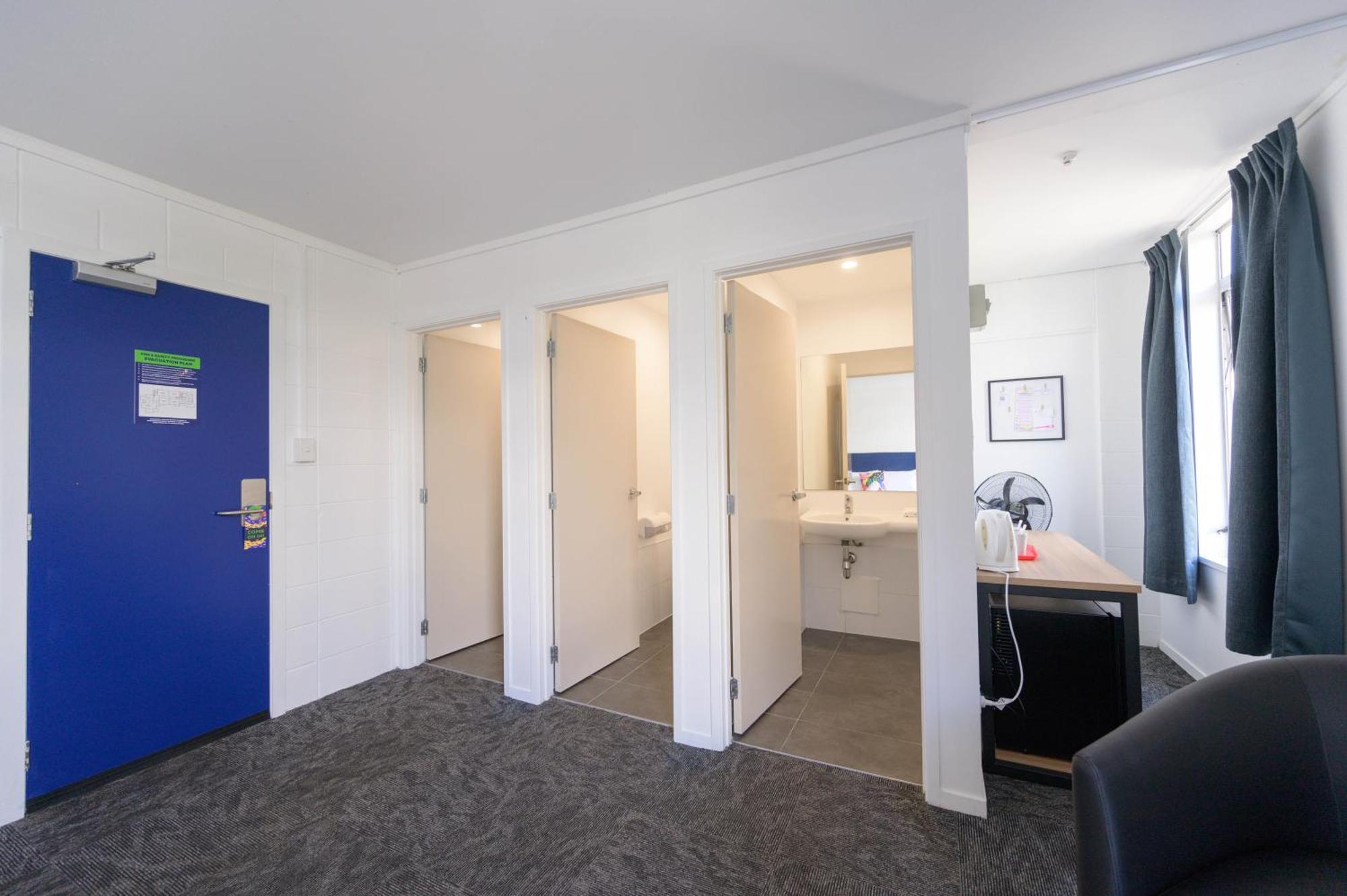 Queen Studio & Ensuite Bathroom
