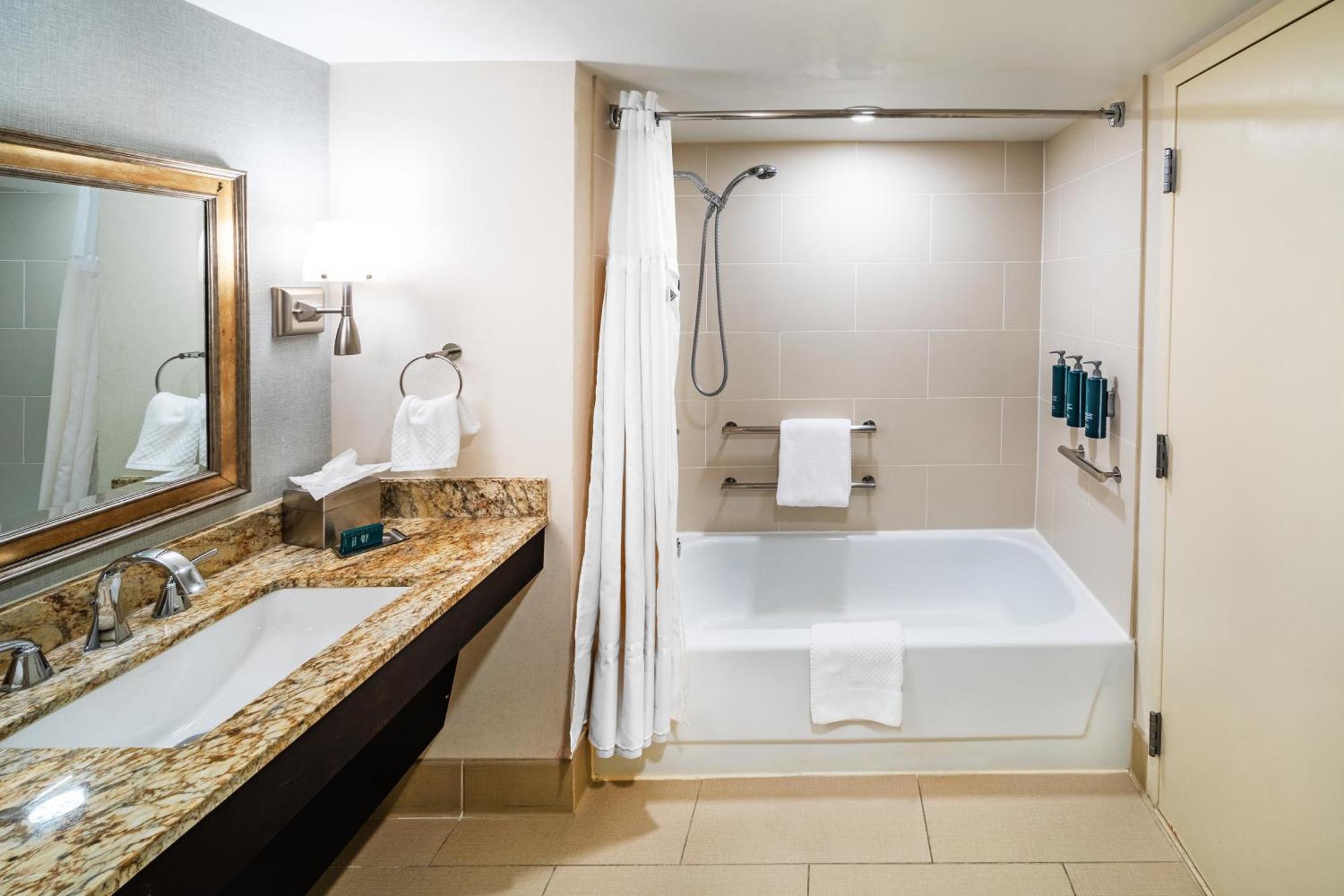 King Room with Bath Tub - Mobility Accessible
